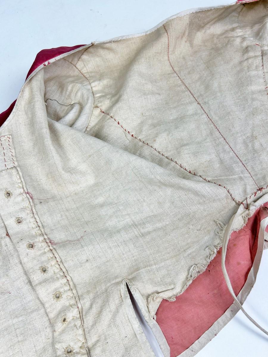 C. 1780 A french Caraco la Suzanne in raspberry satin and Chiné ribbon For Sale 8