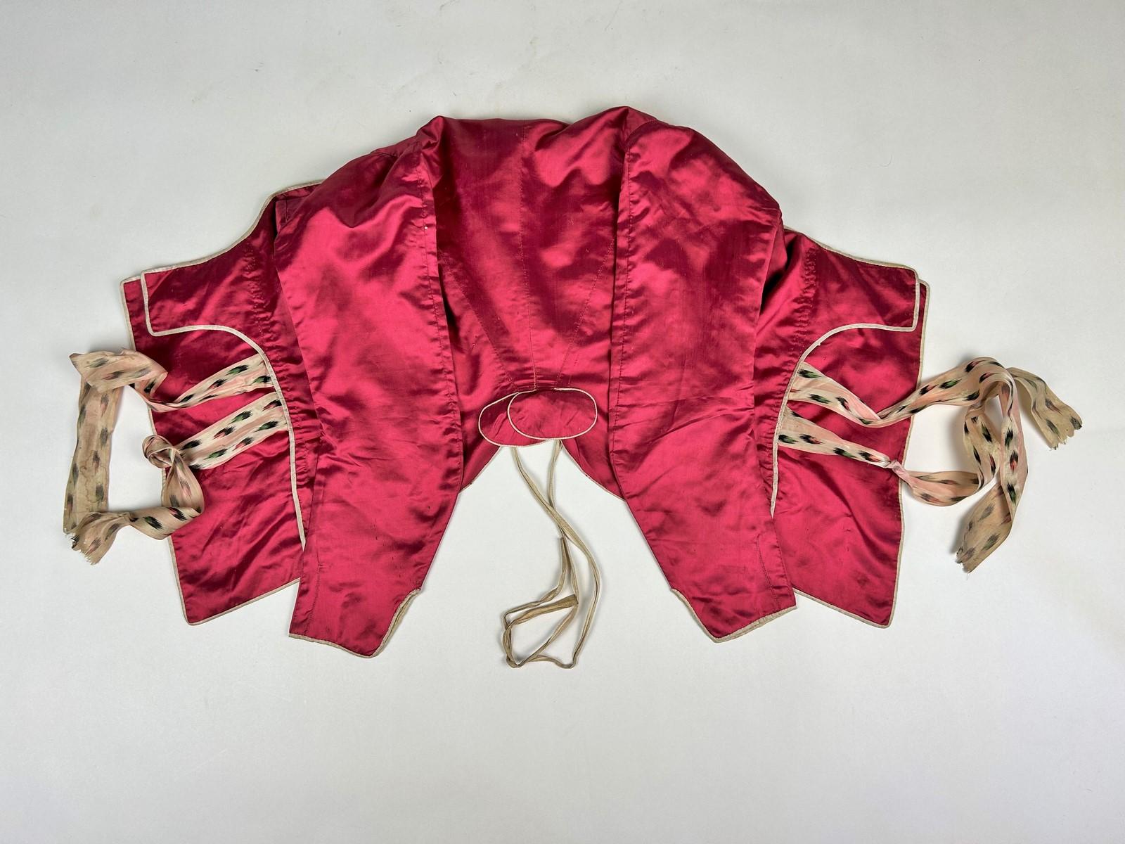 C. 1780 A french Caraco la Suzanne in raspberry satin and Chiné ribbon For Sale 9