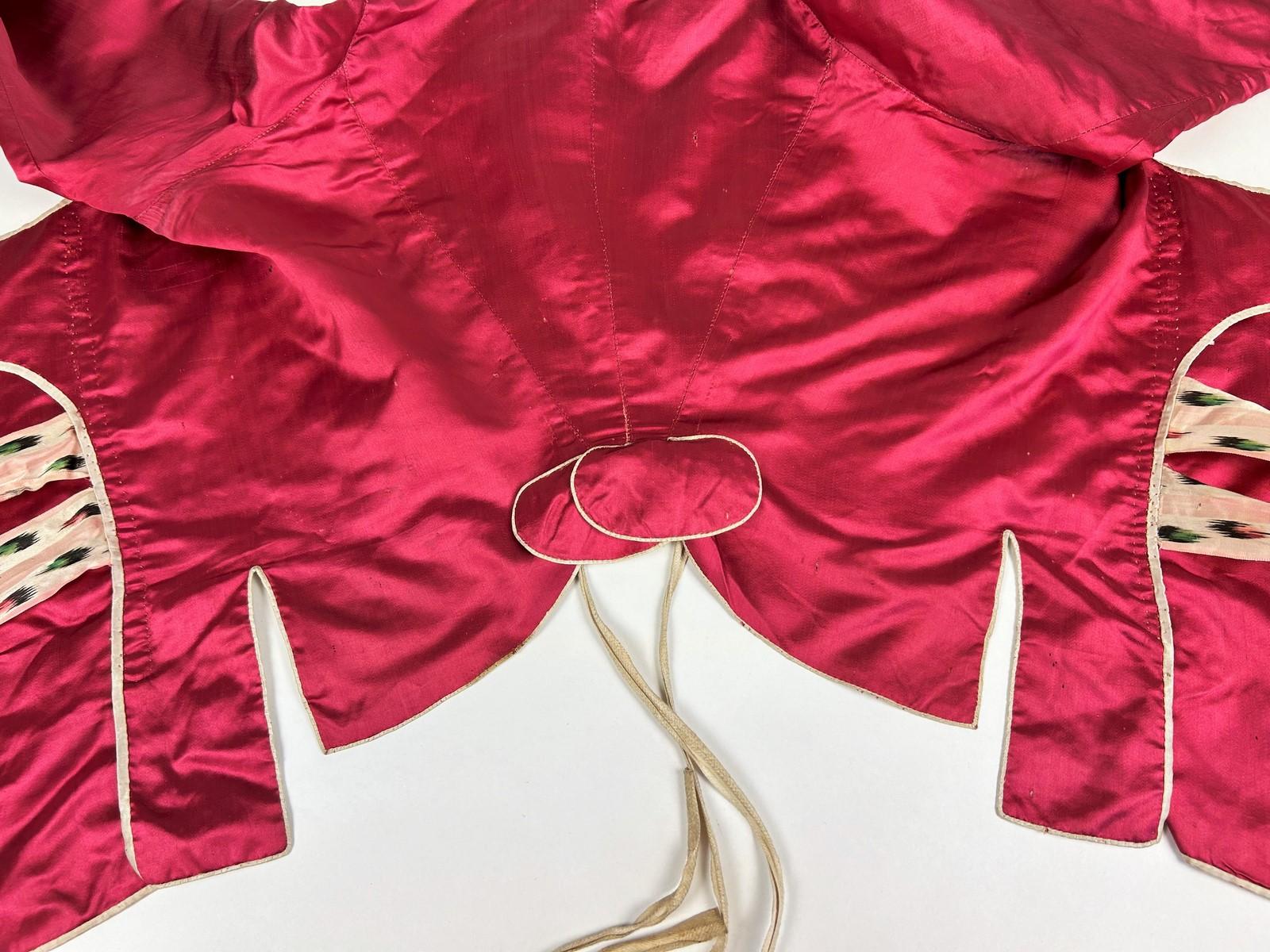 C. 1780 A french Caraco la Suzanne in raspberry satin and Chiné ribbon For Sale 10