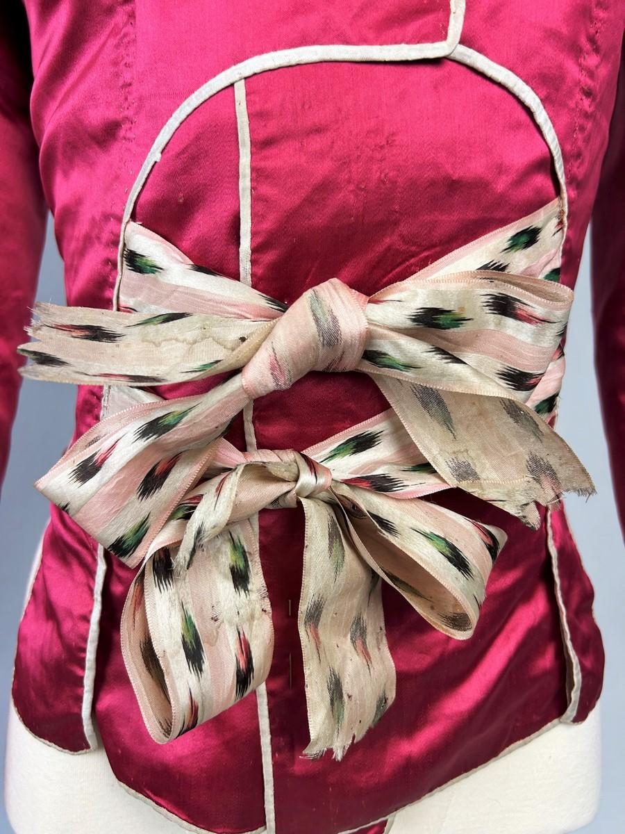 Red C. 1780 A french Caraco la Suzanne in raspberry satin and Chiné ribbon For Sale