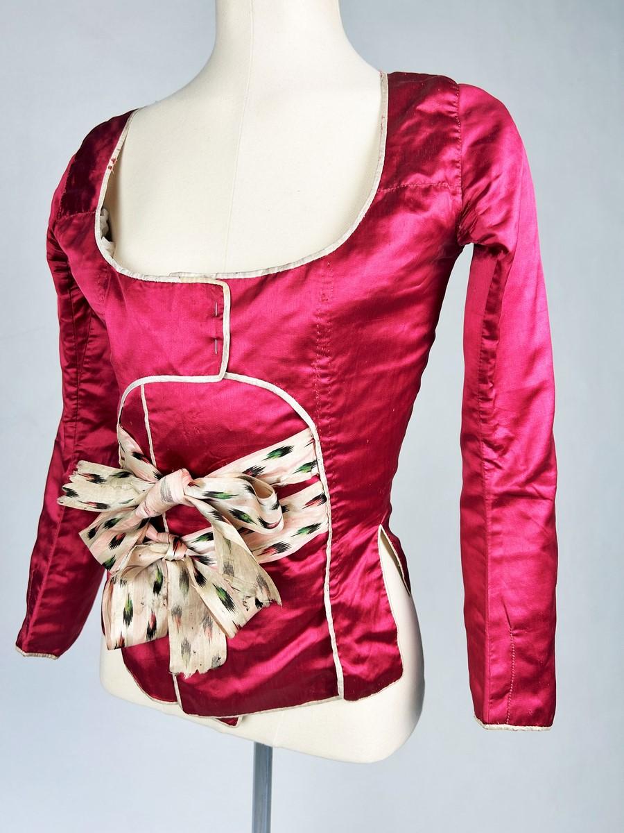 C. 1780 A french Caraco la Suzanne in raspberry satin and Chiné ribbon In Good Condition For Sale In Toulon, FR