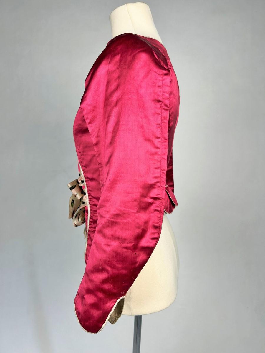 Women's C. 1780 A french Caraco la Suzanne in raspberry satin and Chiné ribbon For Sale