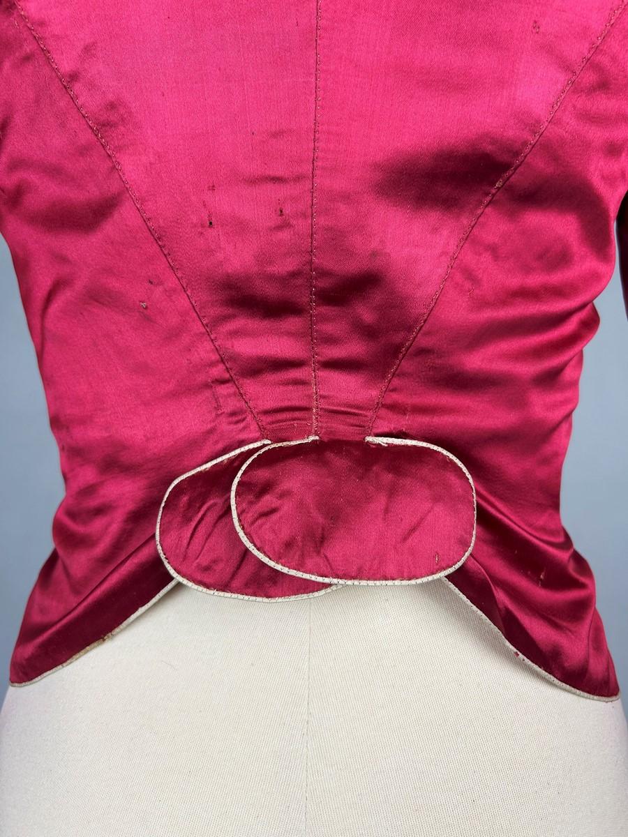 C. 1780 A french Caraco la Suzanne in raspberry satin and Chiné ribbon For Sale 1