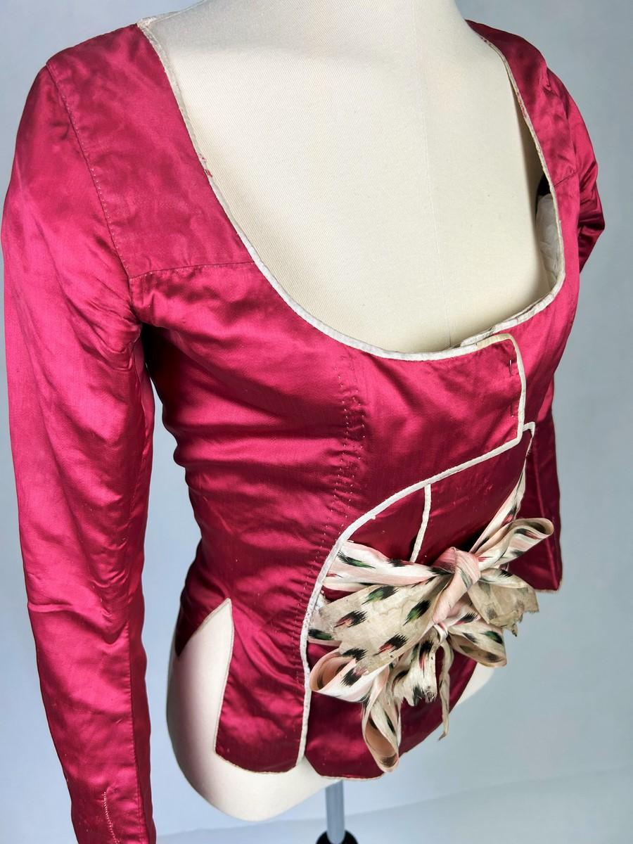 C. 1780 A french Caraco la Suzanne in raspberry satin and Chiné ribbon For Sale 2