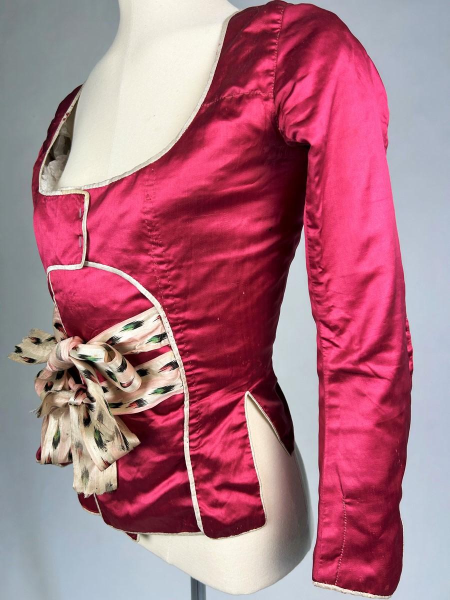 C. 1780 A french Caraco la Suzanne in raspberry satin and Chiné ribbon For Sale 3