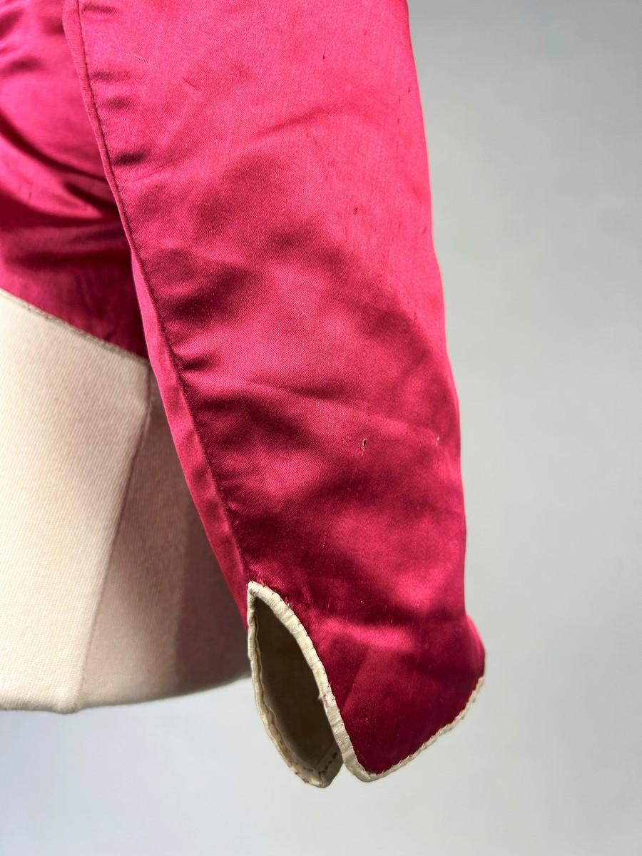 C. 1780 A french Caraco la Suzanne in raspberry satin and Chiné ribbon For Sale 4