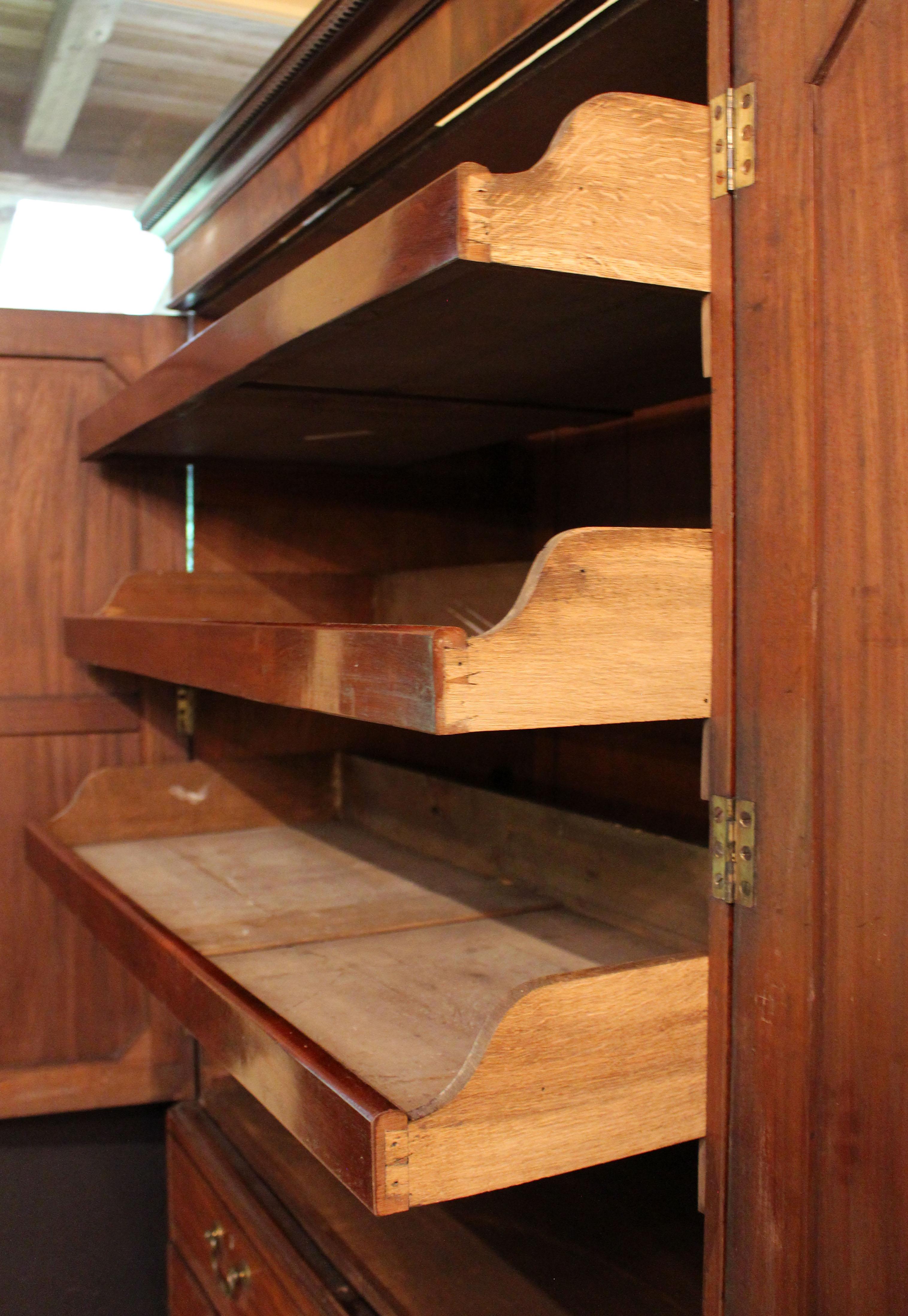 C. 1780 English Georgian Period Linen Press en Bueno estado para la venta en Chapel Hill, NC