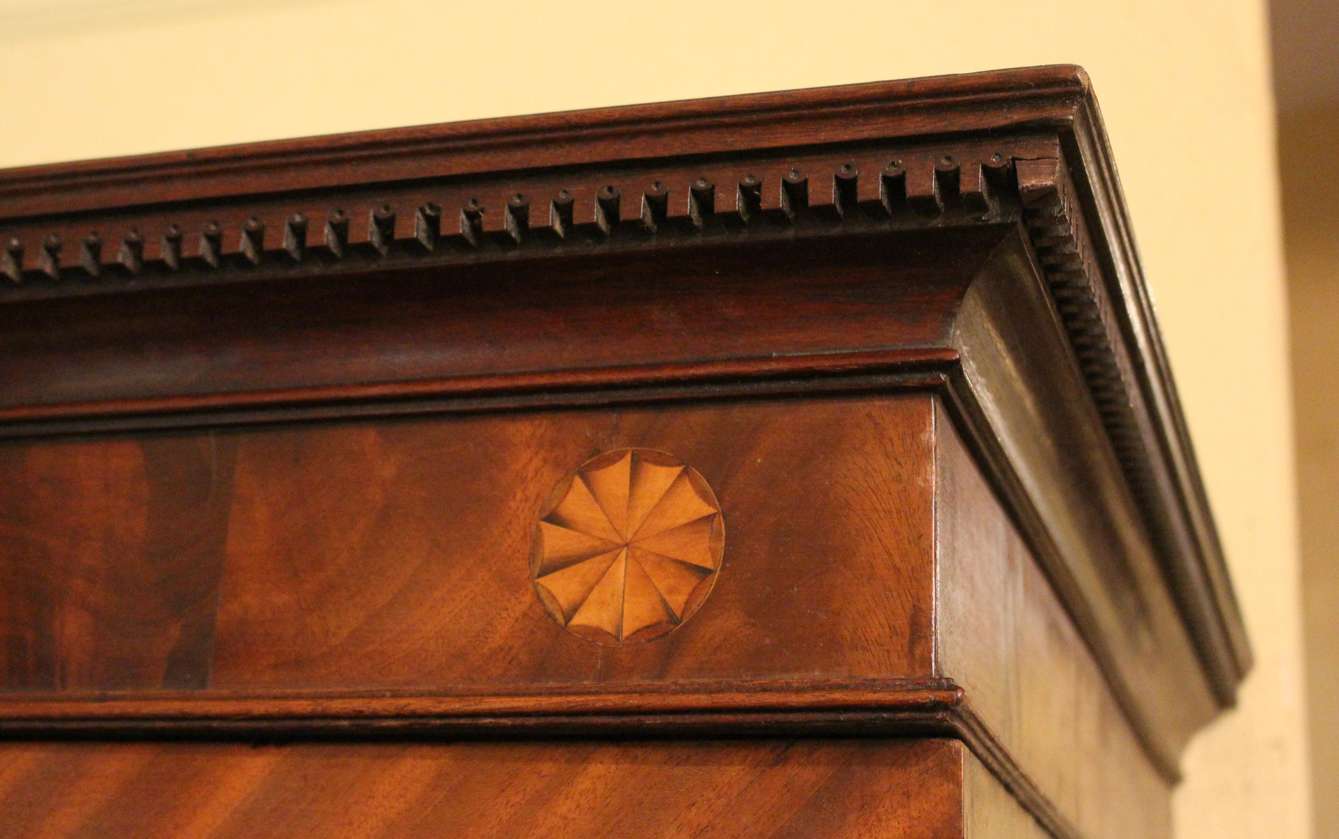 C. 1780 English Georgian Period Linen Press siglo XVIII en venta