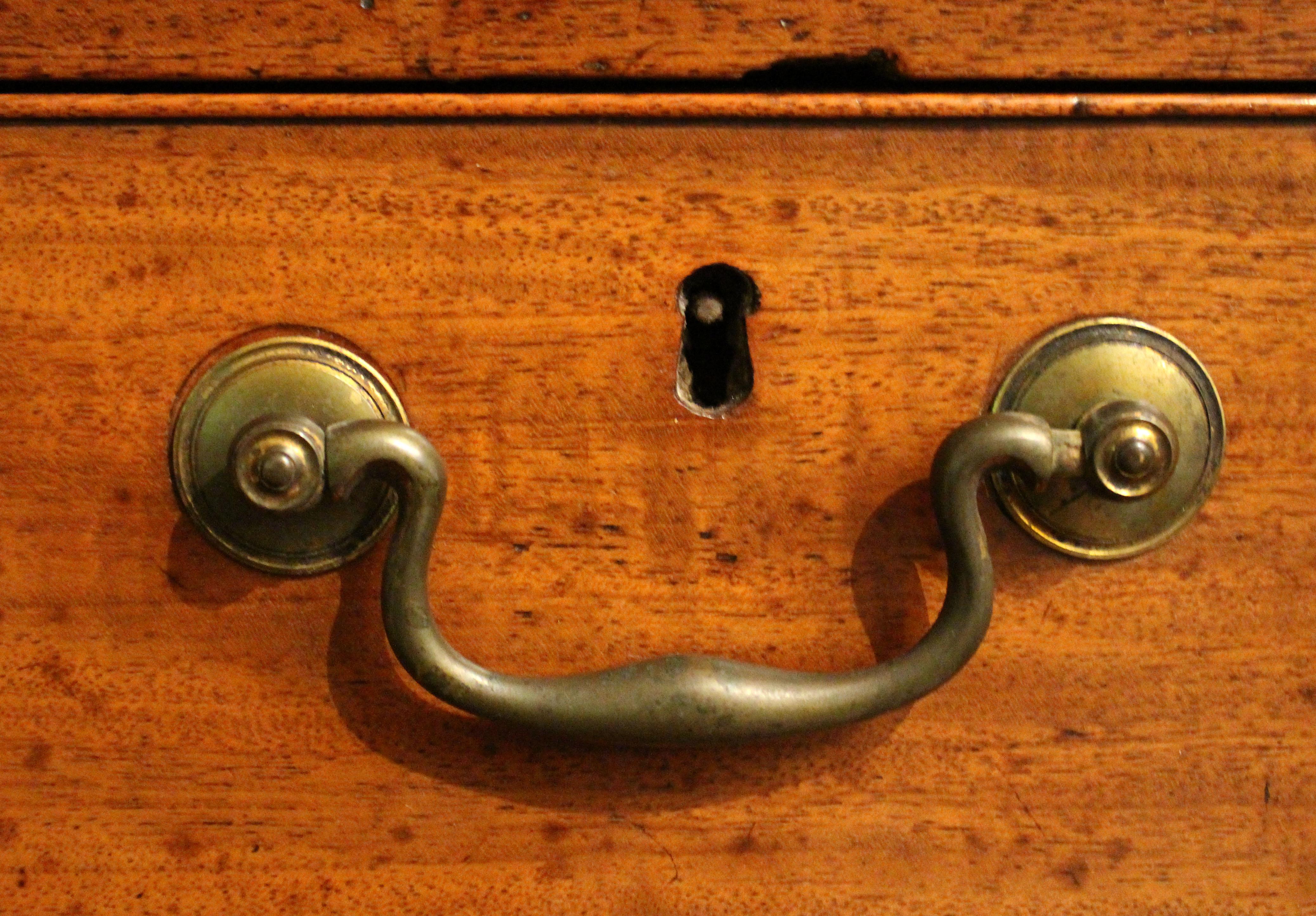 C. 1780 English Georgian Period Linen Press en venta 1