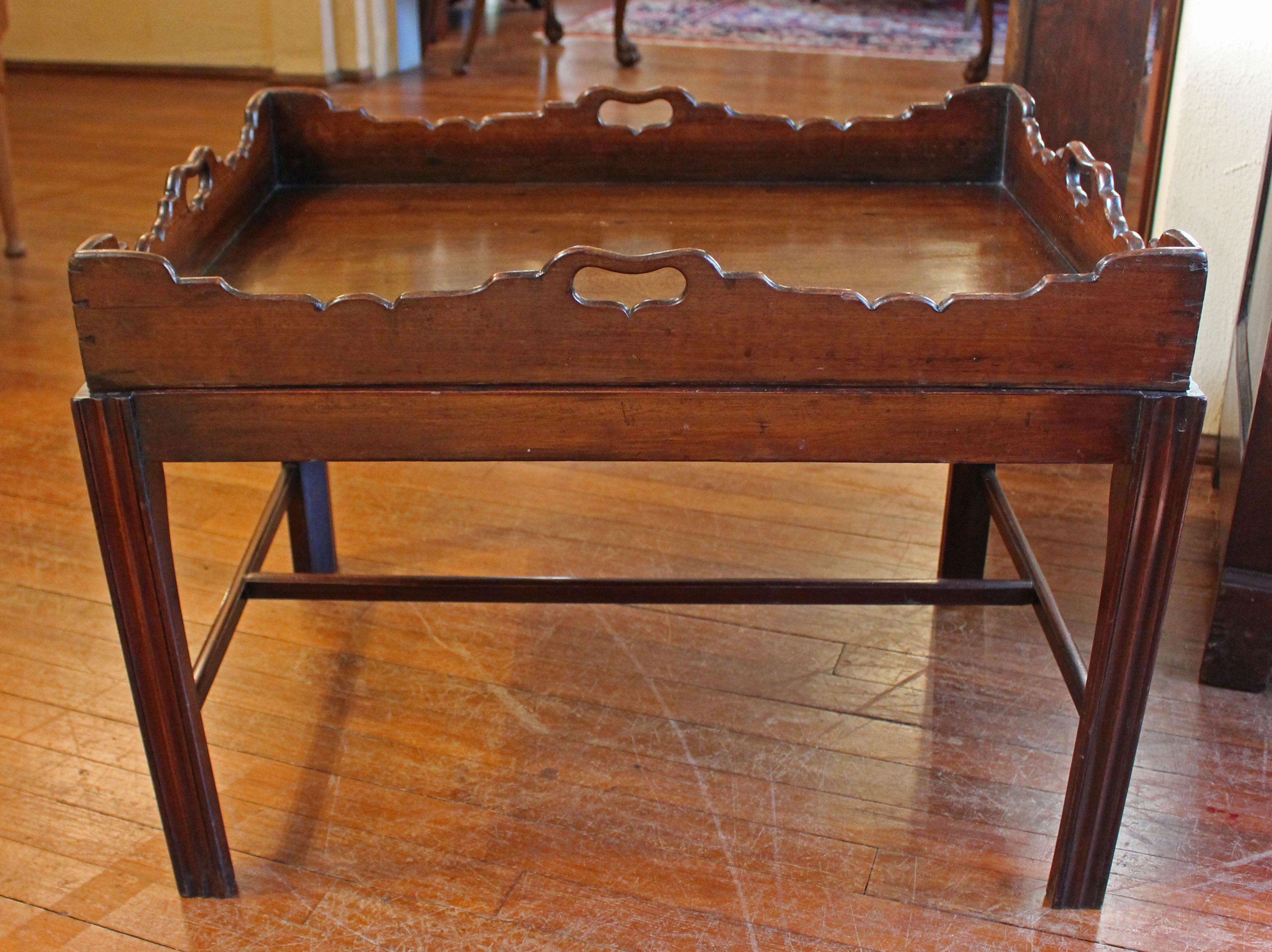 Circa 1780 Plateau de maître d'hôtel de George III monté sur une table basse, anglais. Acajou avec galerie pleine et finement façonnée, poignée taillée de chaque côté. Très beau stand ancien sur mesure, reposant sur des pieds droits et moulés, avec