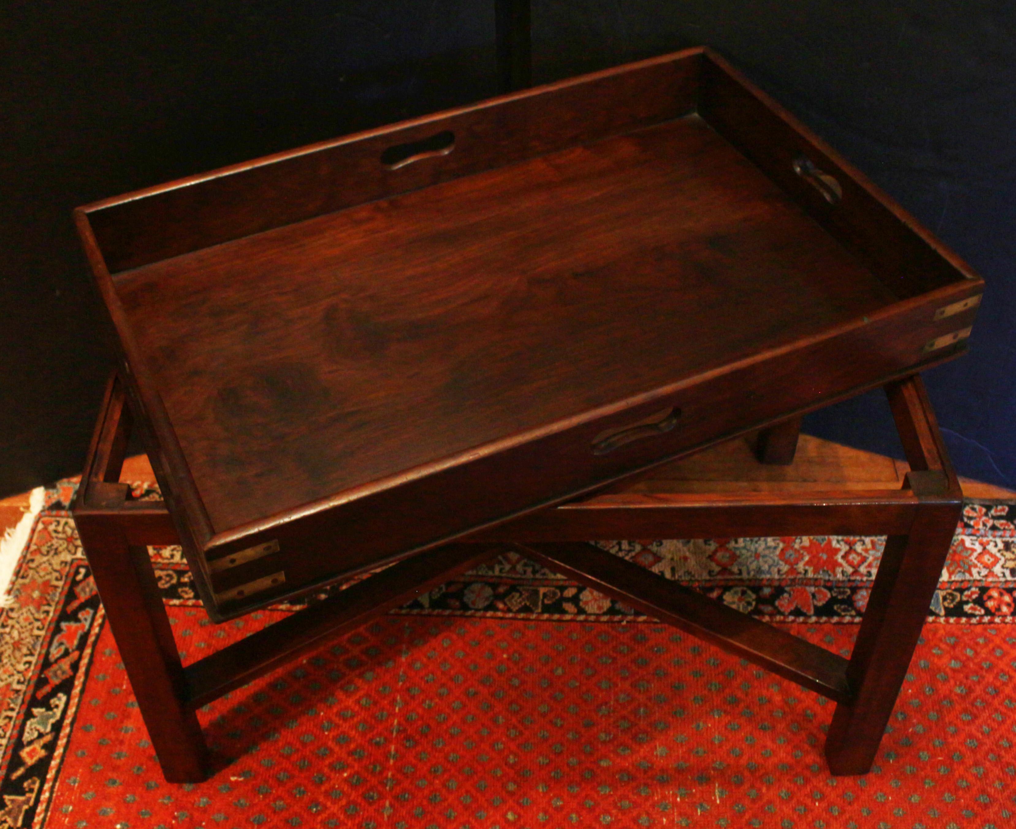 CIRCA 1780 Butler-Tablett aus der Zeit Georgs III. auf individuellem Ständer, englisch. Gut gemasertes Mahagoni-Tablett mit geformten, geschnitzten Tragegriffen und Eckbeschlägen aus Messing. Schweres kubanisches Mahagoni. Jetzt auf maßgefertigtem