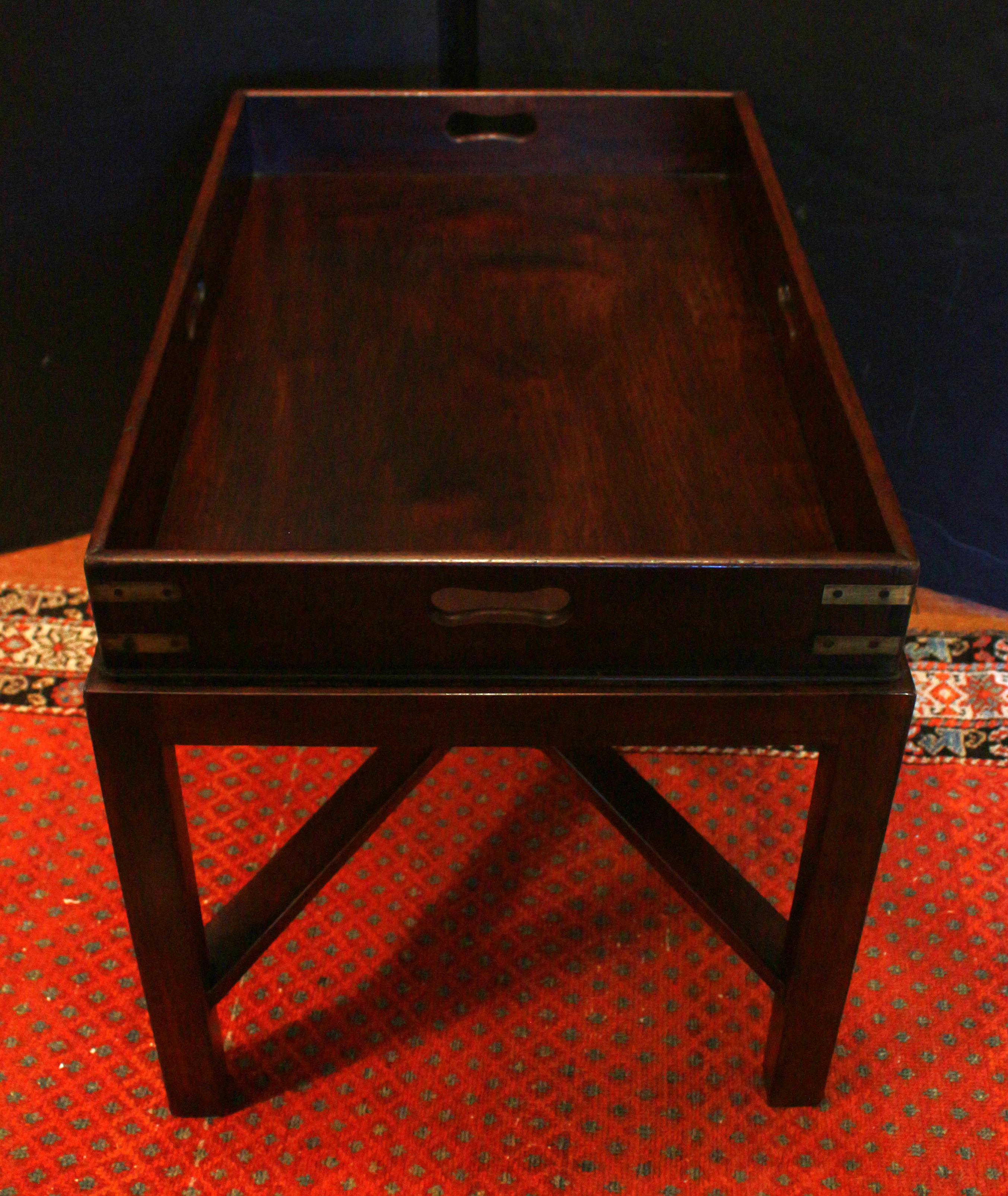 C. 1780 George III Periode Butler's Tablett auf Ständer (George III.) im Angebot