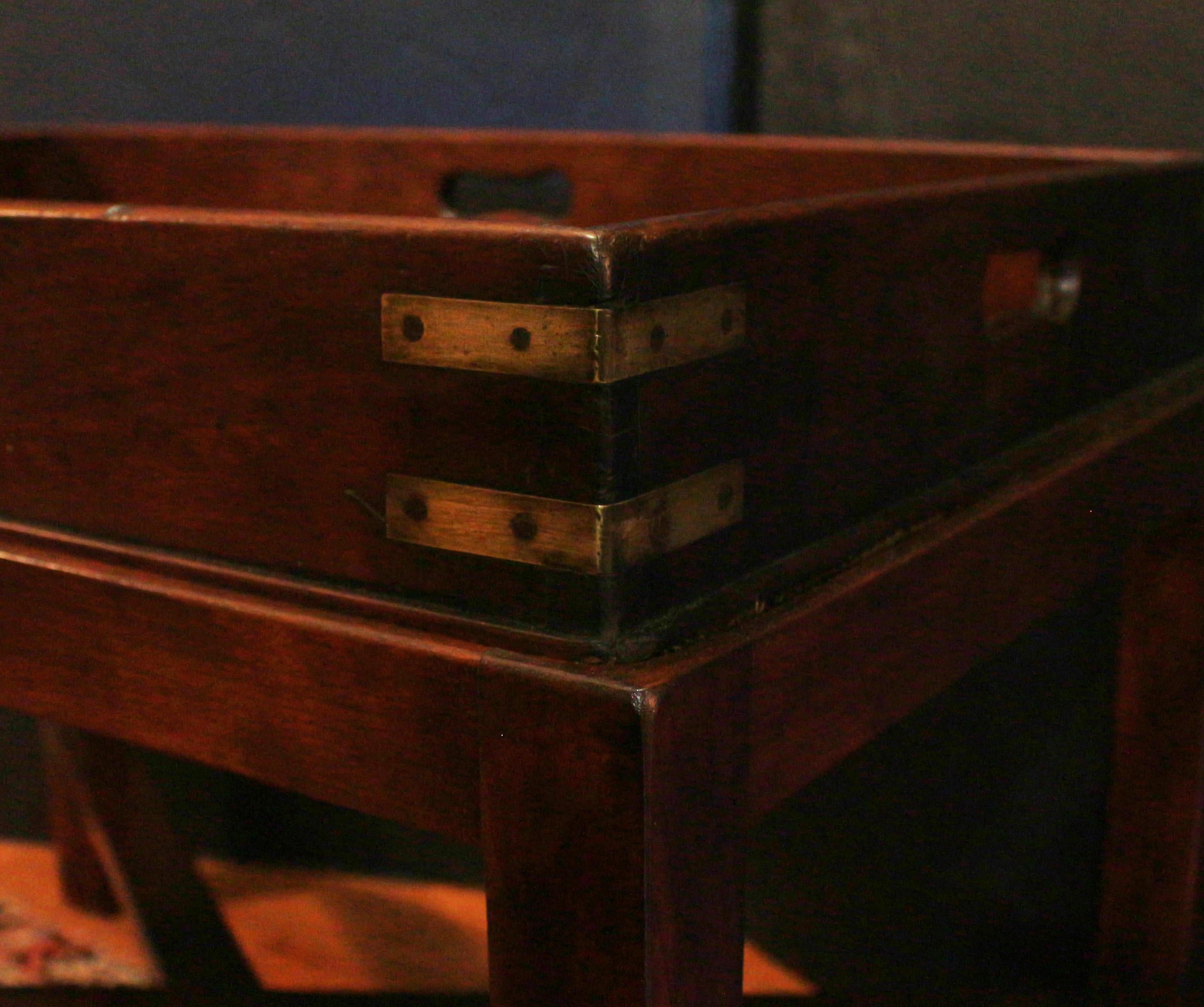 C. 1780 George III Periode Butler's Tablett auf Ständer (Englisch) im Angebot