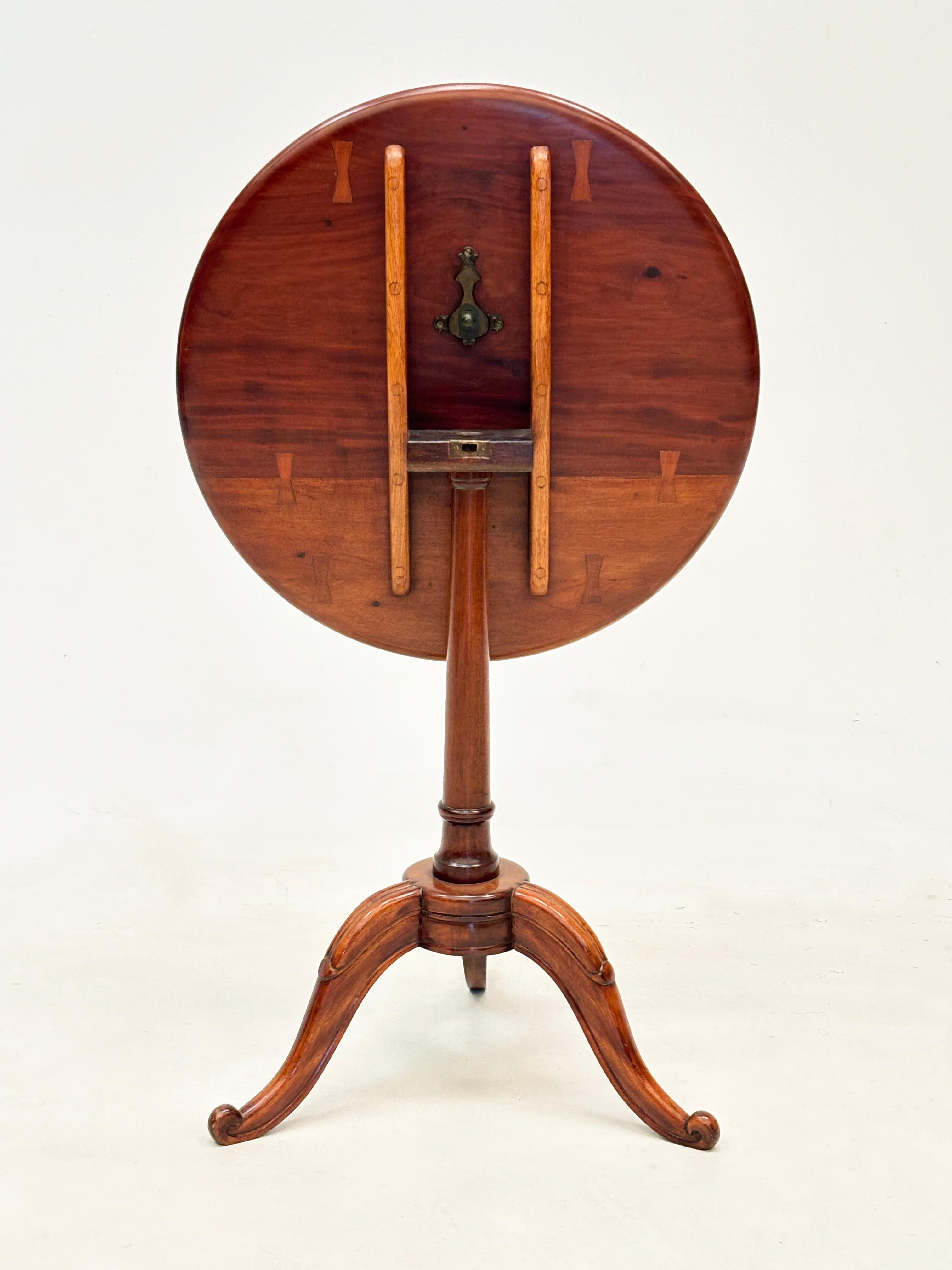 c. 1790 Mesa basculante americana de caoba con borde de plato en venta 6