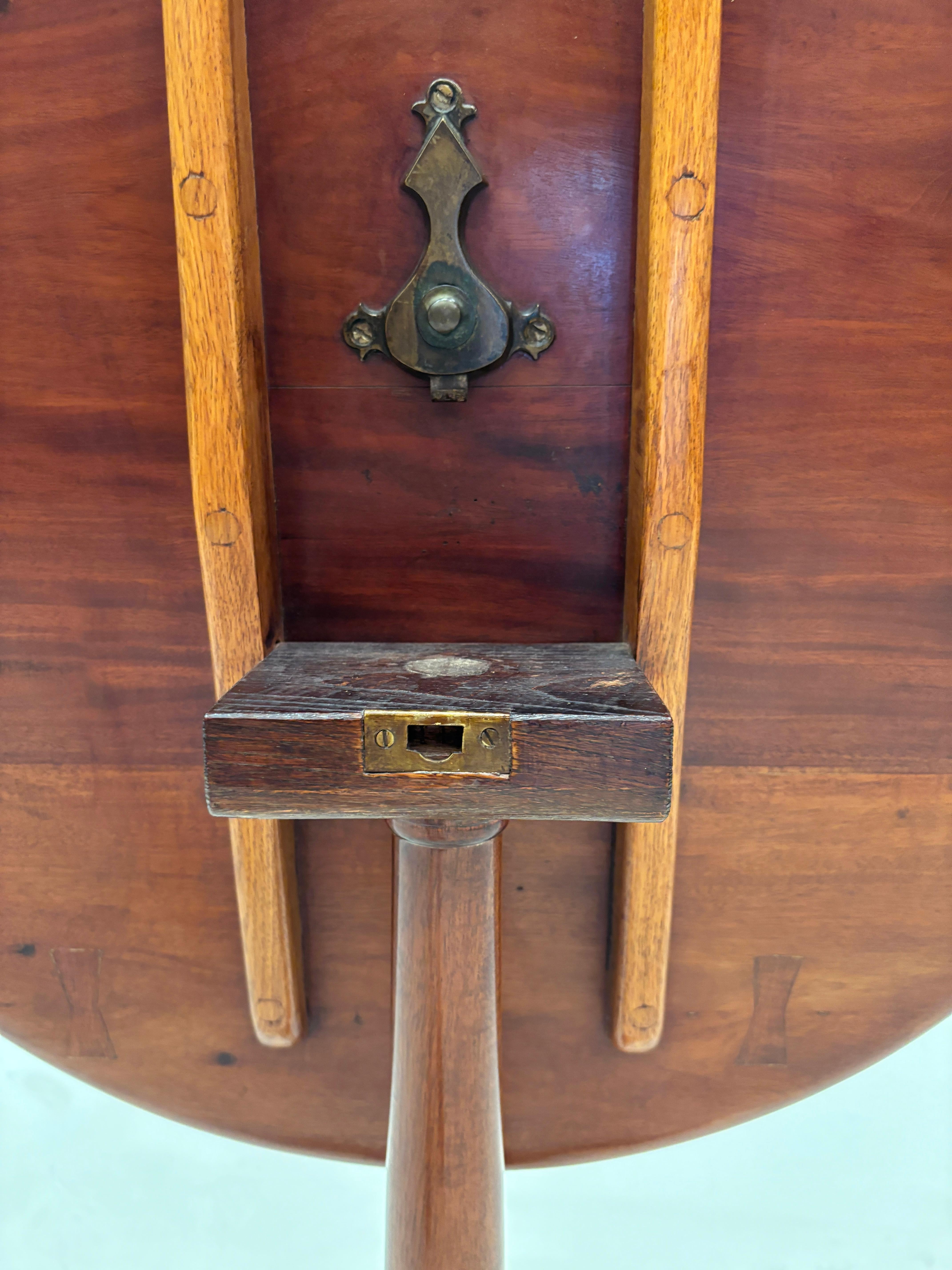 c. 1790 Mesa basculante americana de caoba con borde de plato en venta 8