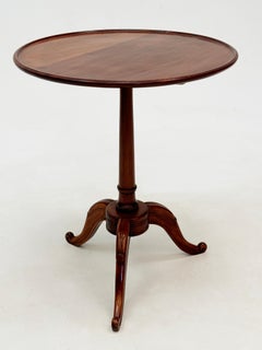 c. Tavolo in mogano americano del 1790 con piano inclinato e bordi a forma di piatto