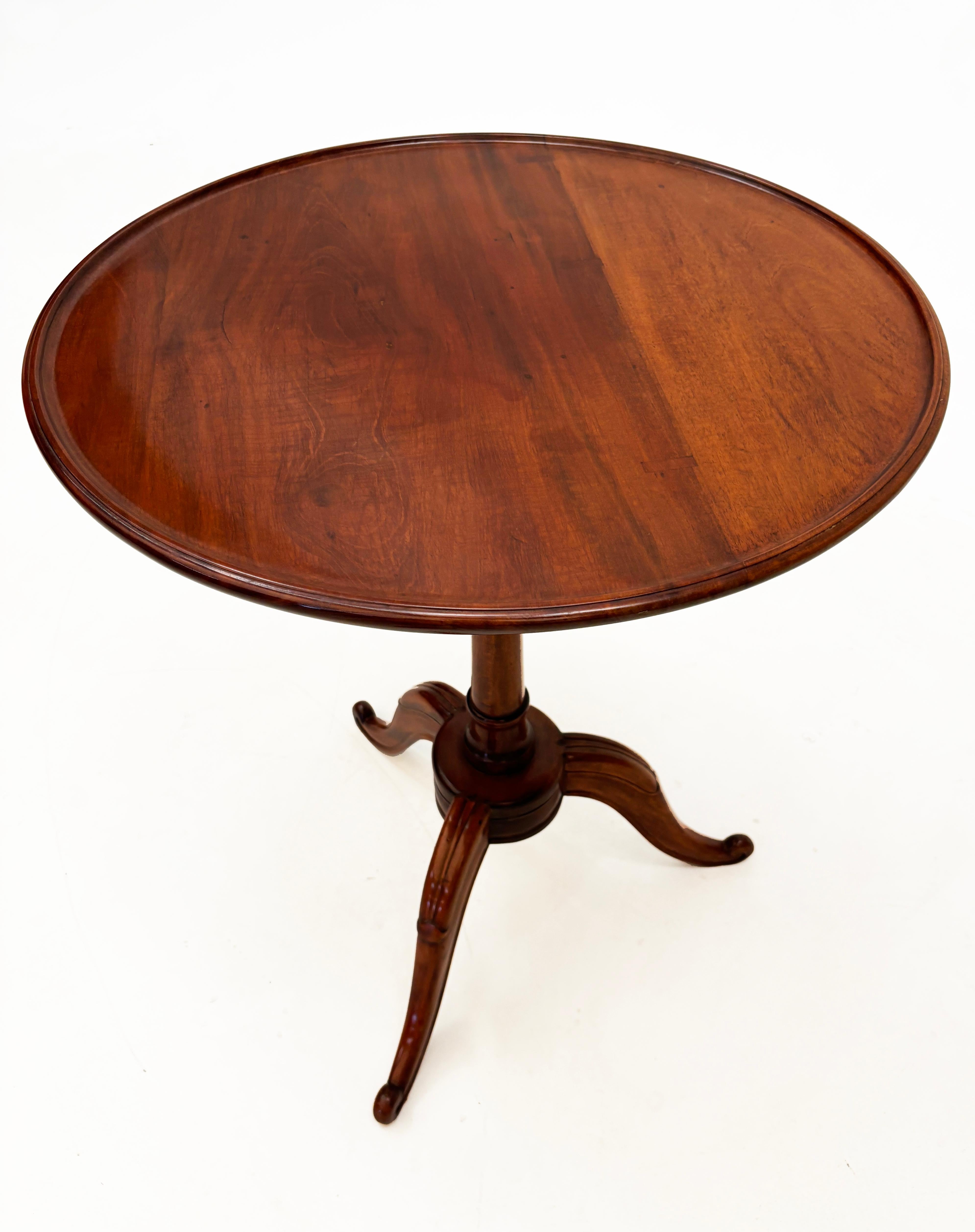 c. 1790 Mesa basculante americana de caoba con borde de plato Chippendale en venta