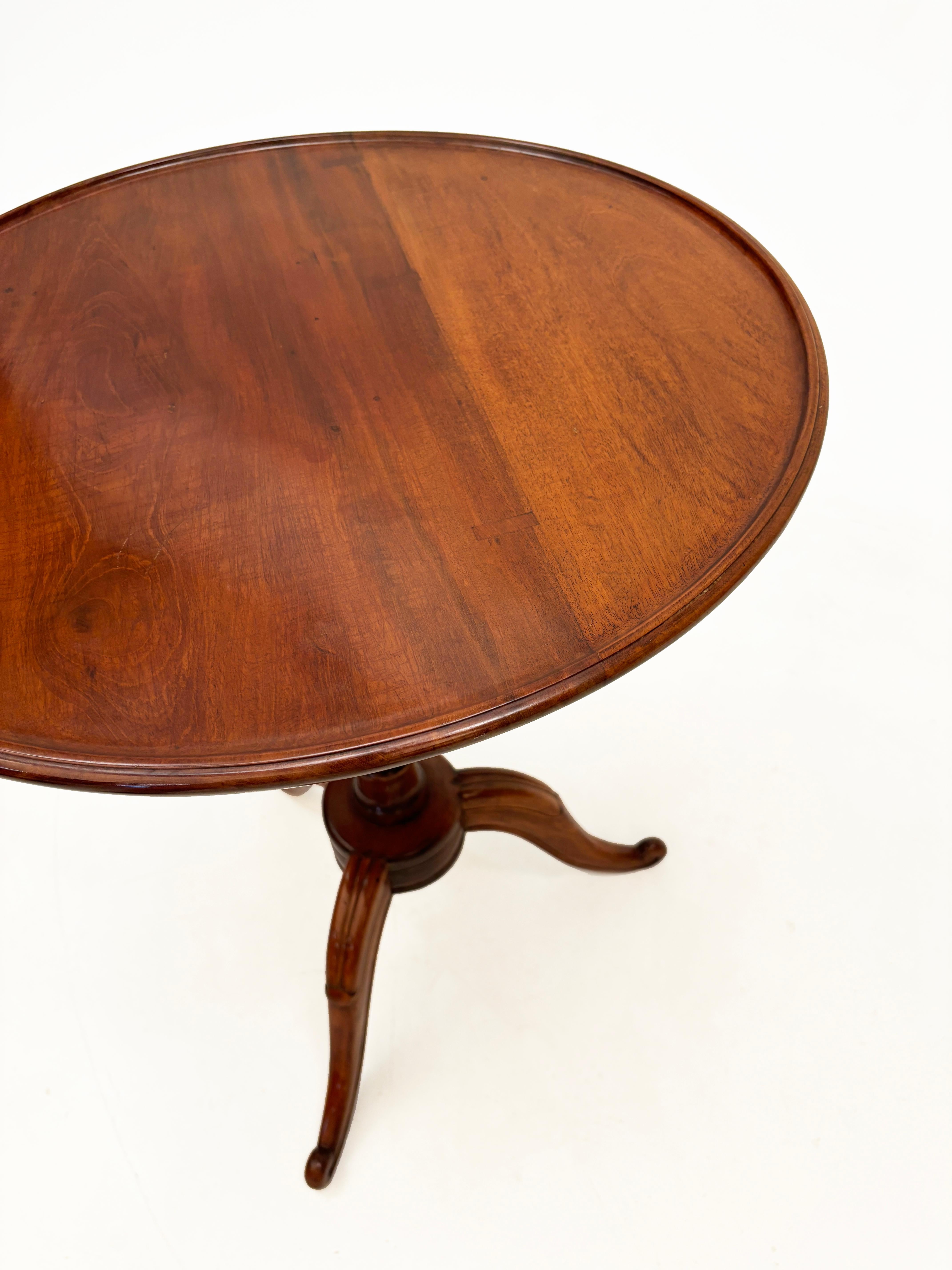 c. 1790 Mesa basculante americana de caoba con borde de plato Estadounidense en venta