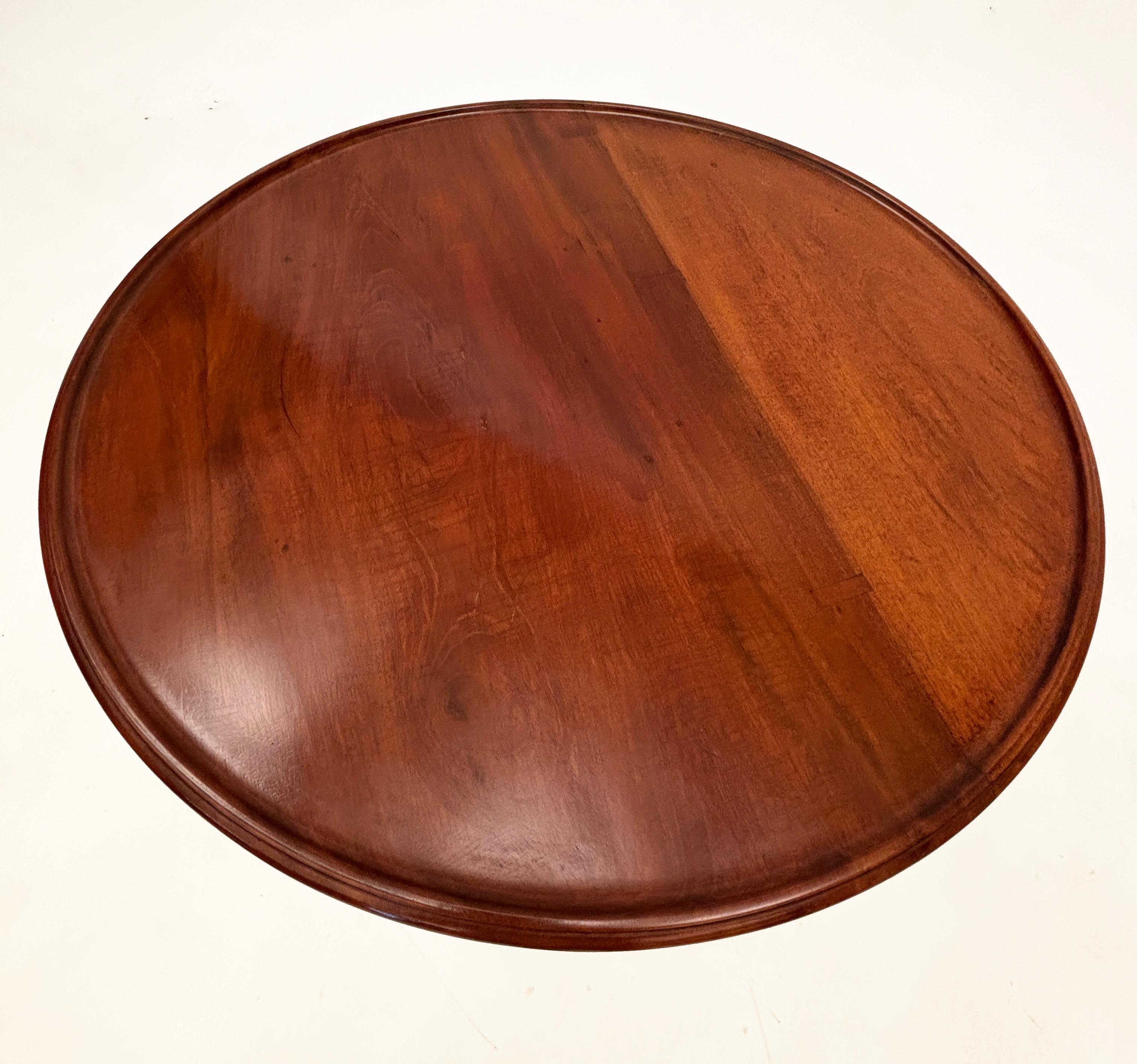 c. 1790 Mesa basculante americana de caoba con borde de plato Latón en venta