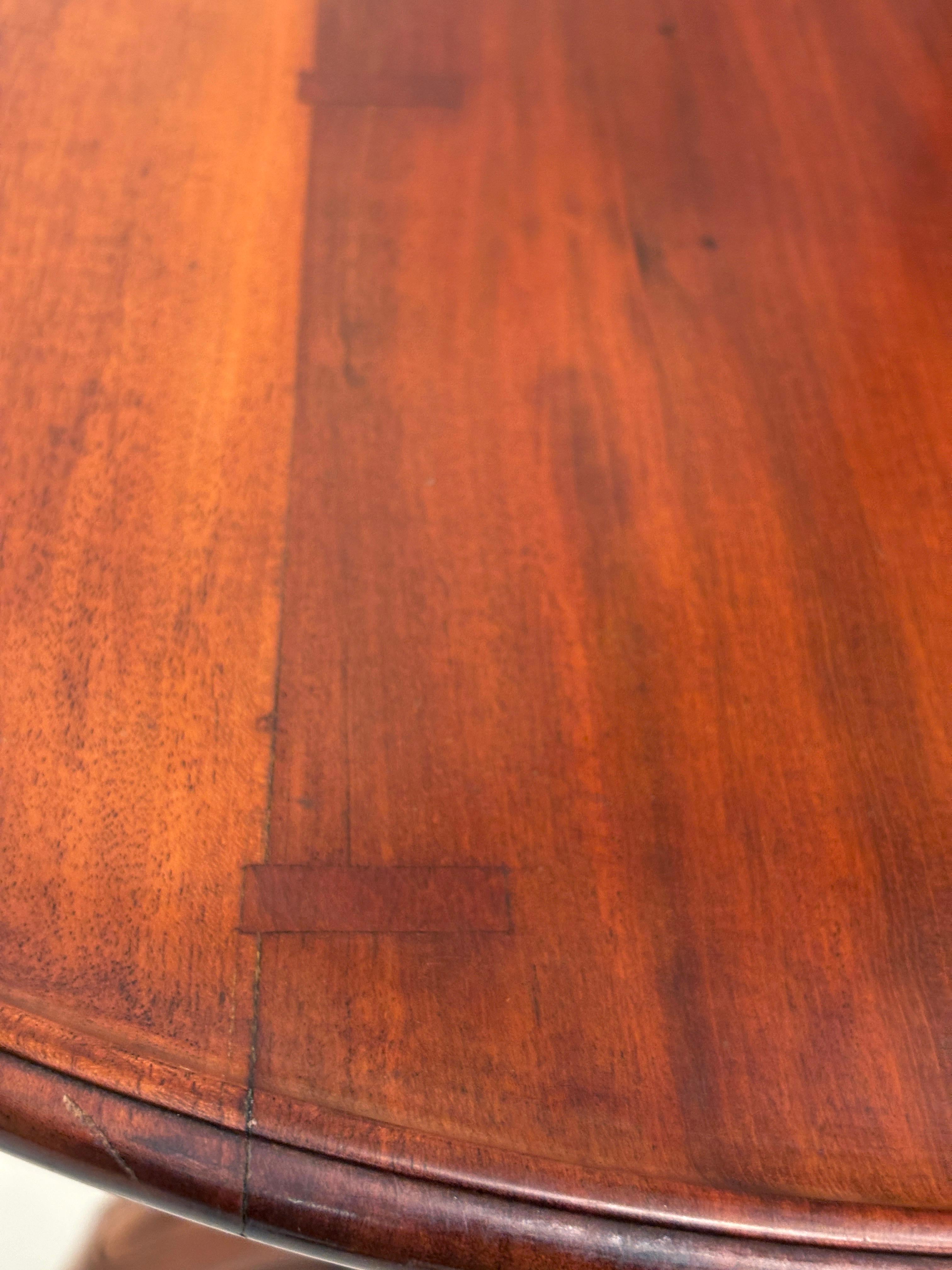 c. 1790 Mesa basculante americana de caoba con borde de plato en venta 1