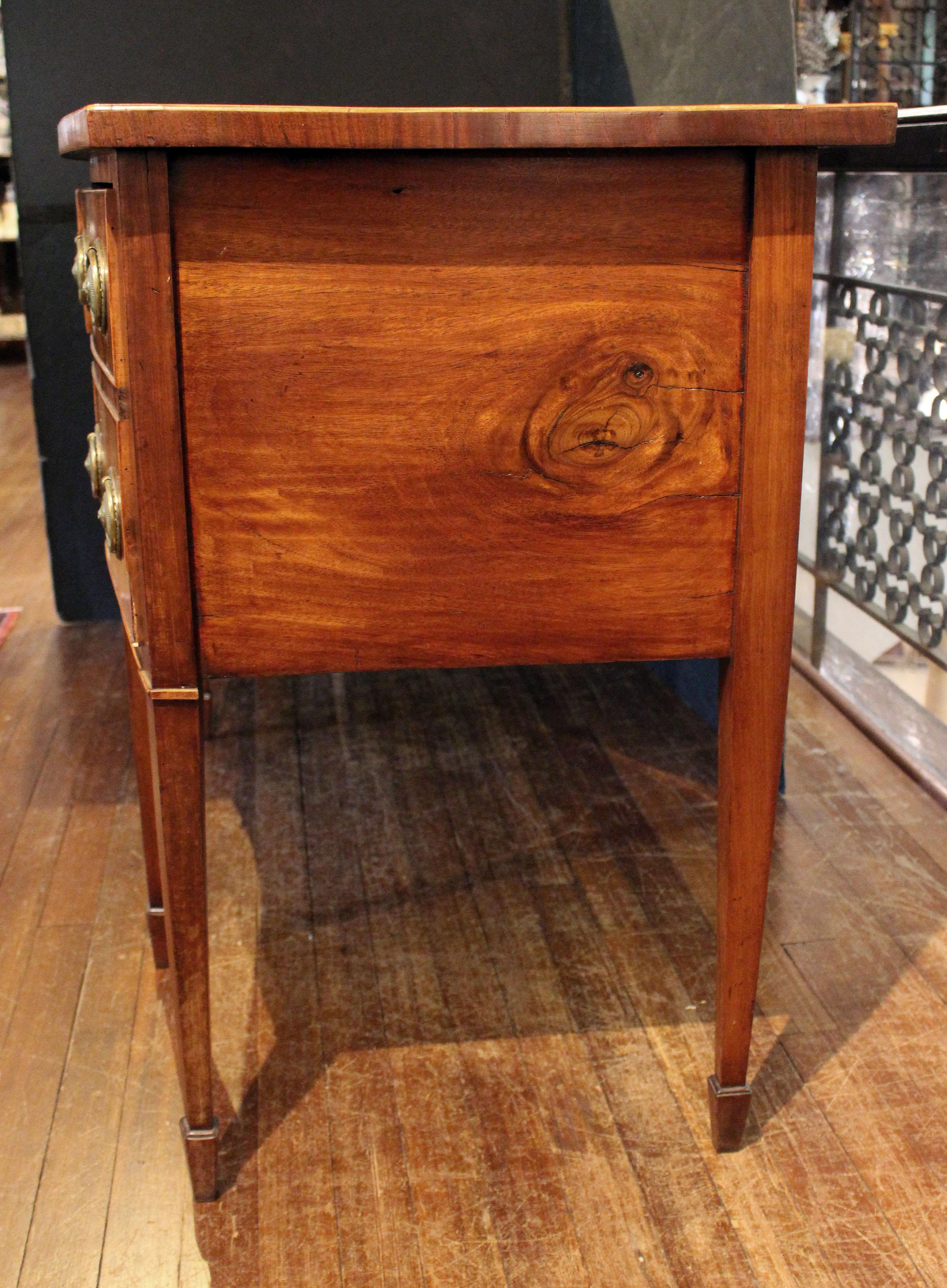 Credenza con arco di Giorgio III, 1790 circa, inglese. Un esemplare elegante che poggia su gambe quadrate e affusolate con piedi a vanga. Una modanatura quadrata leggermente contrastante valorizza l'intera linea del grembiule, incrociandosi in modo