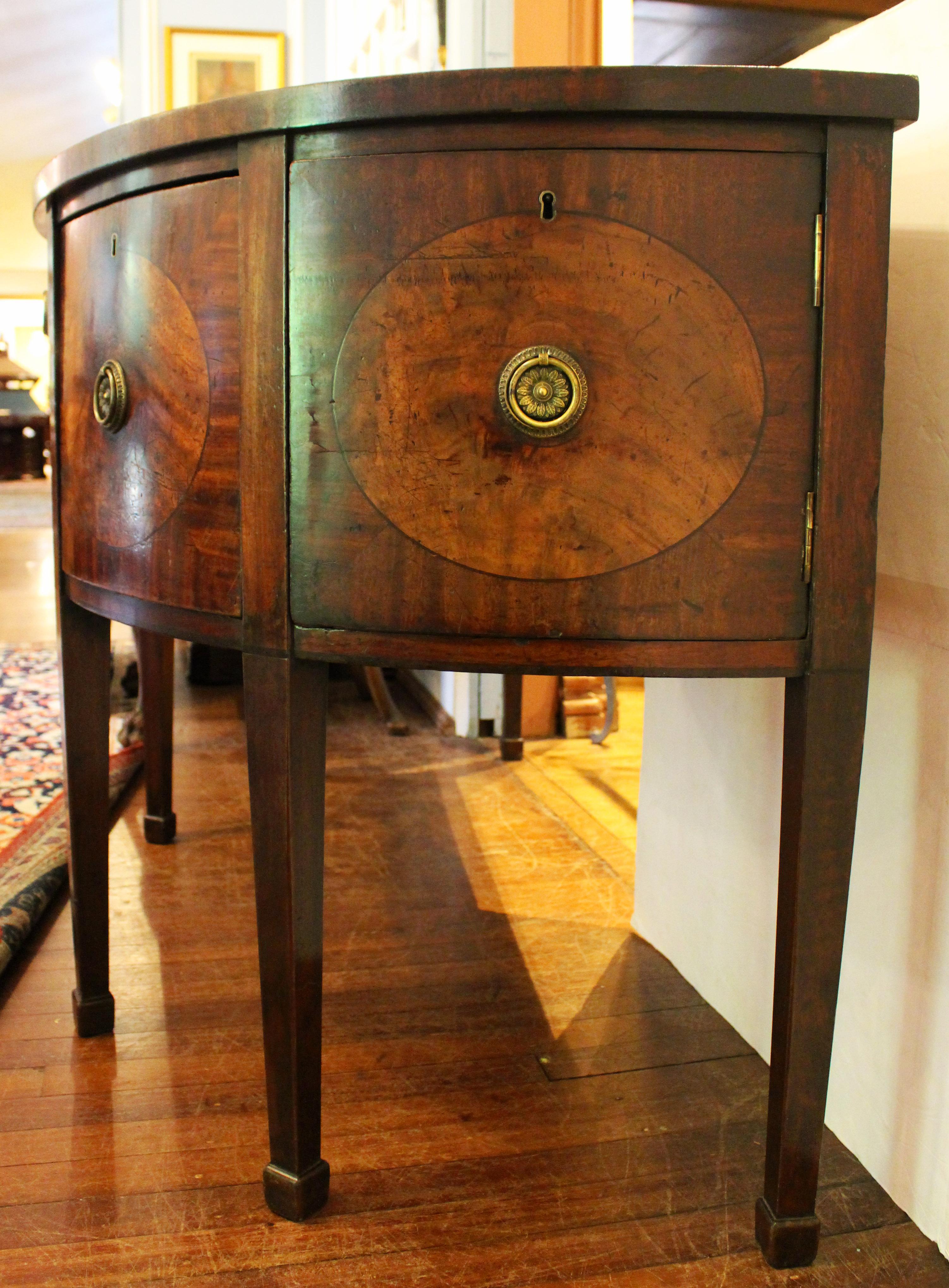 C. 1790 George III Période Demilune Sideboard Bon état - En vente à Chapel Hill, NC