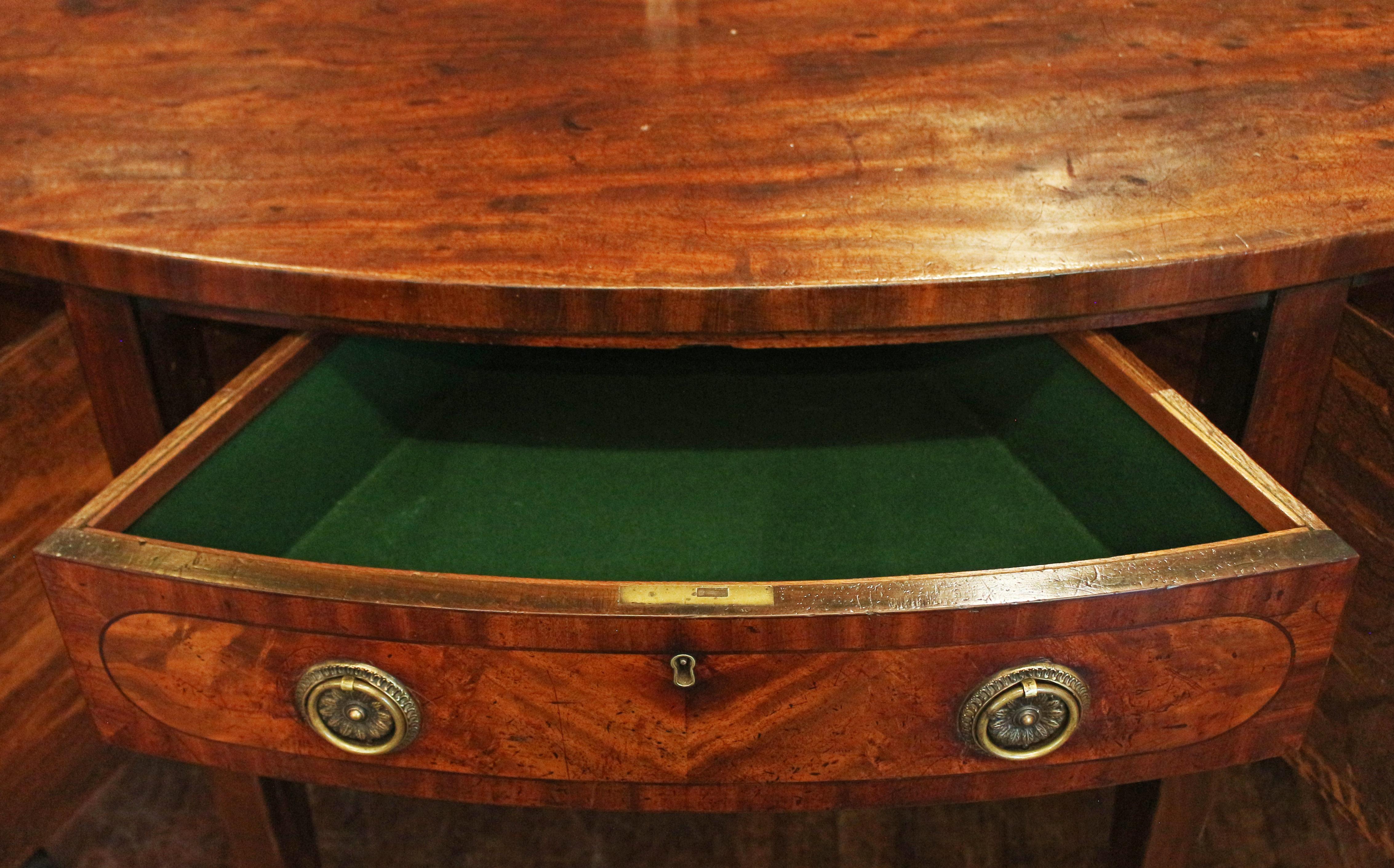 XVIIIe siècle C. 1790 George III Période Demilune Sideboard en vente