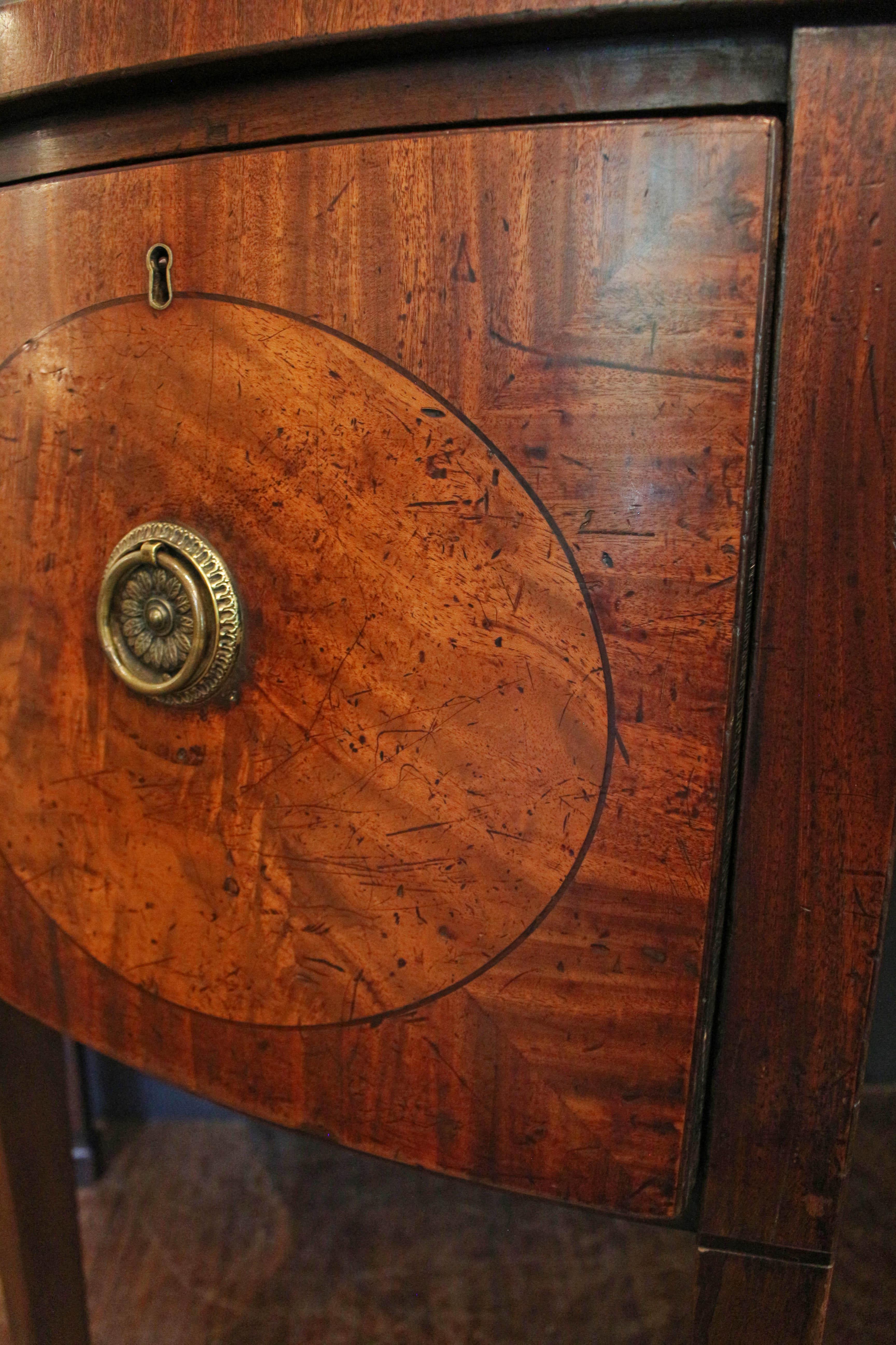 Laiton C. 1790 George III Période Demilune Sideboard en vente