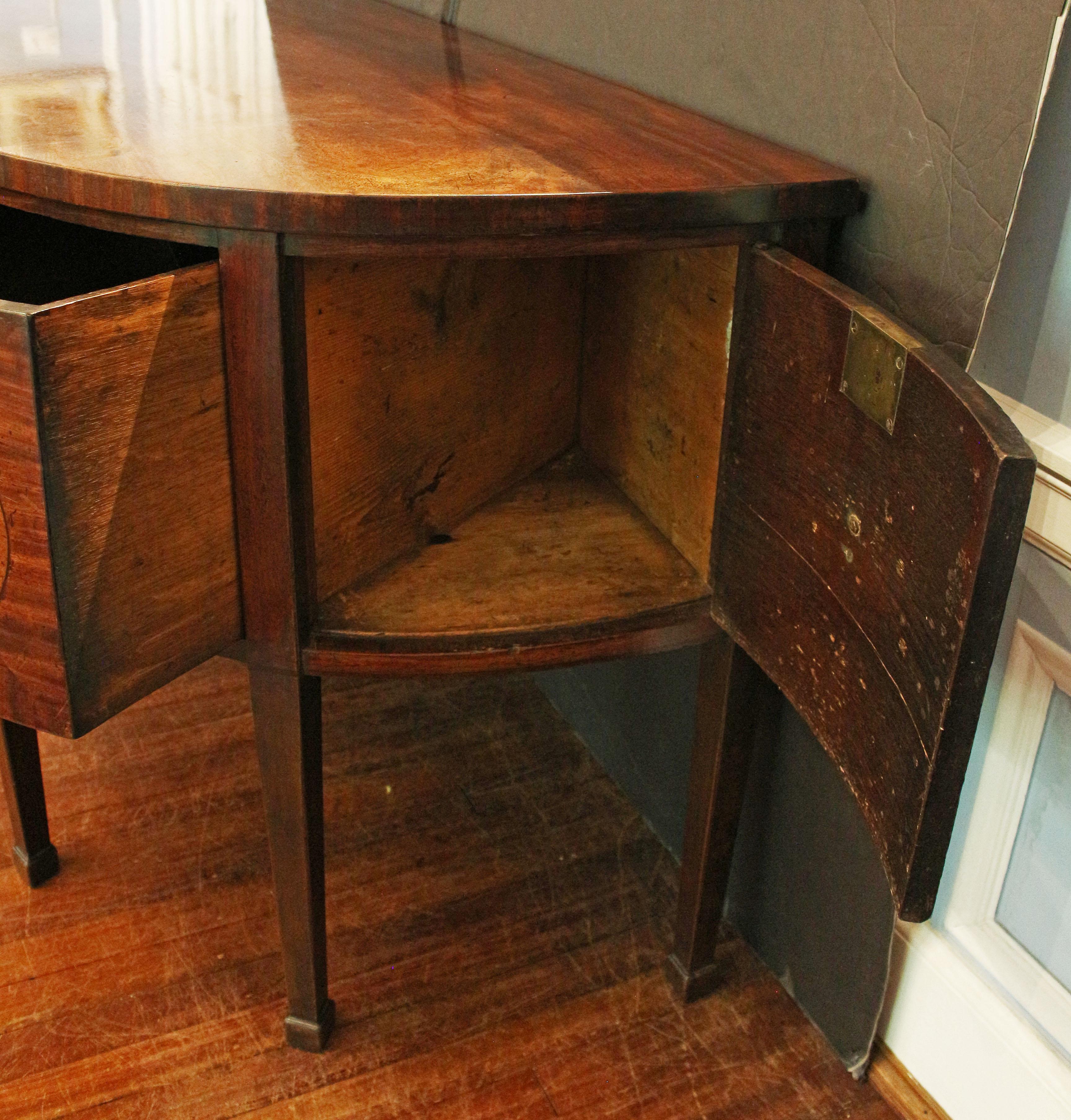 C. 1790 George III Période Demilune Sideboard en vente 1
