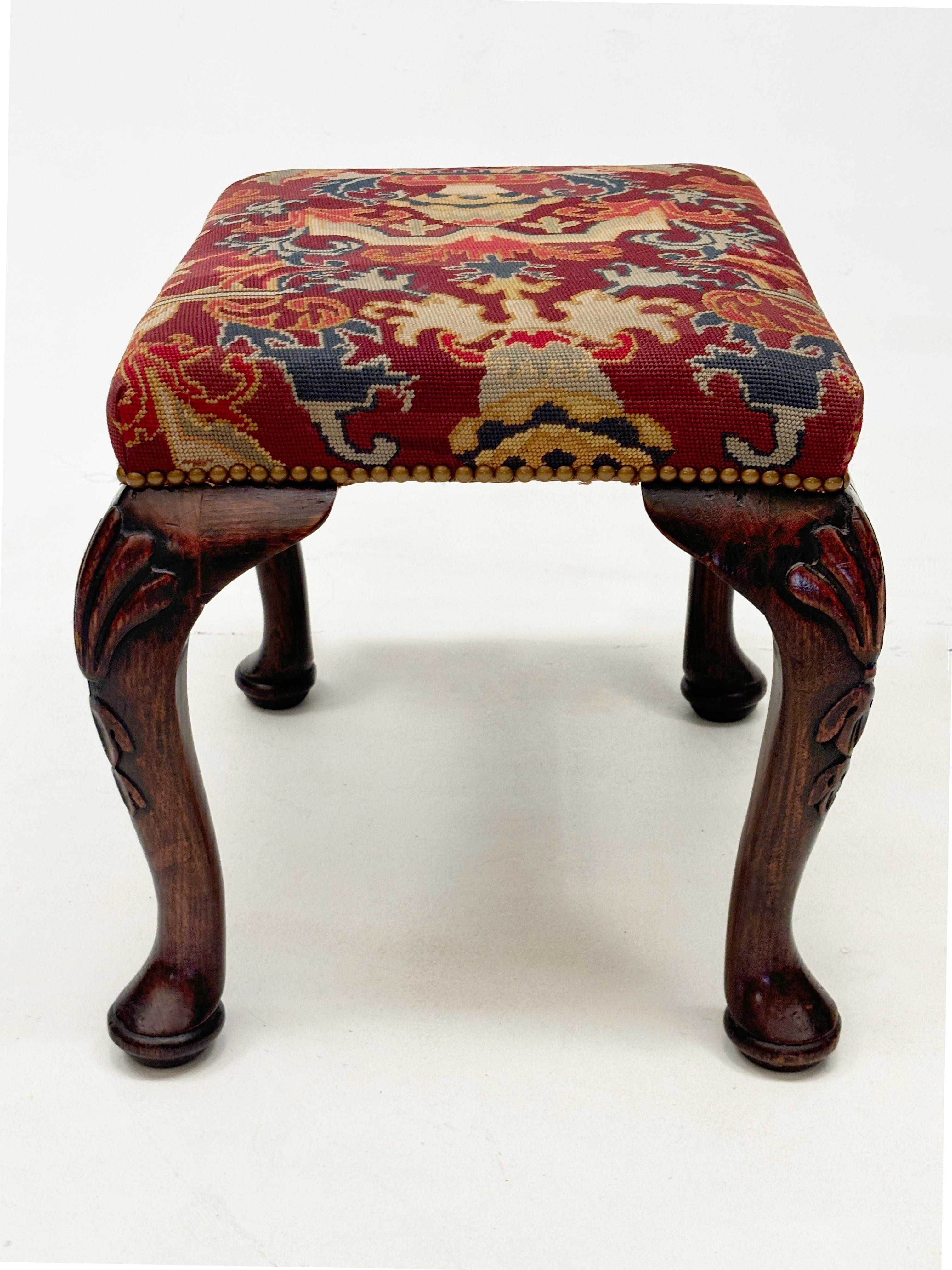 c. 1790 EICHE Handgeschnitzter englischer Hocker, handgeschnitzte Beine, Rillen-Nadelwerk (George III.) im Angebot