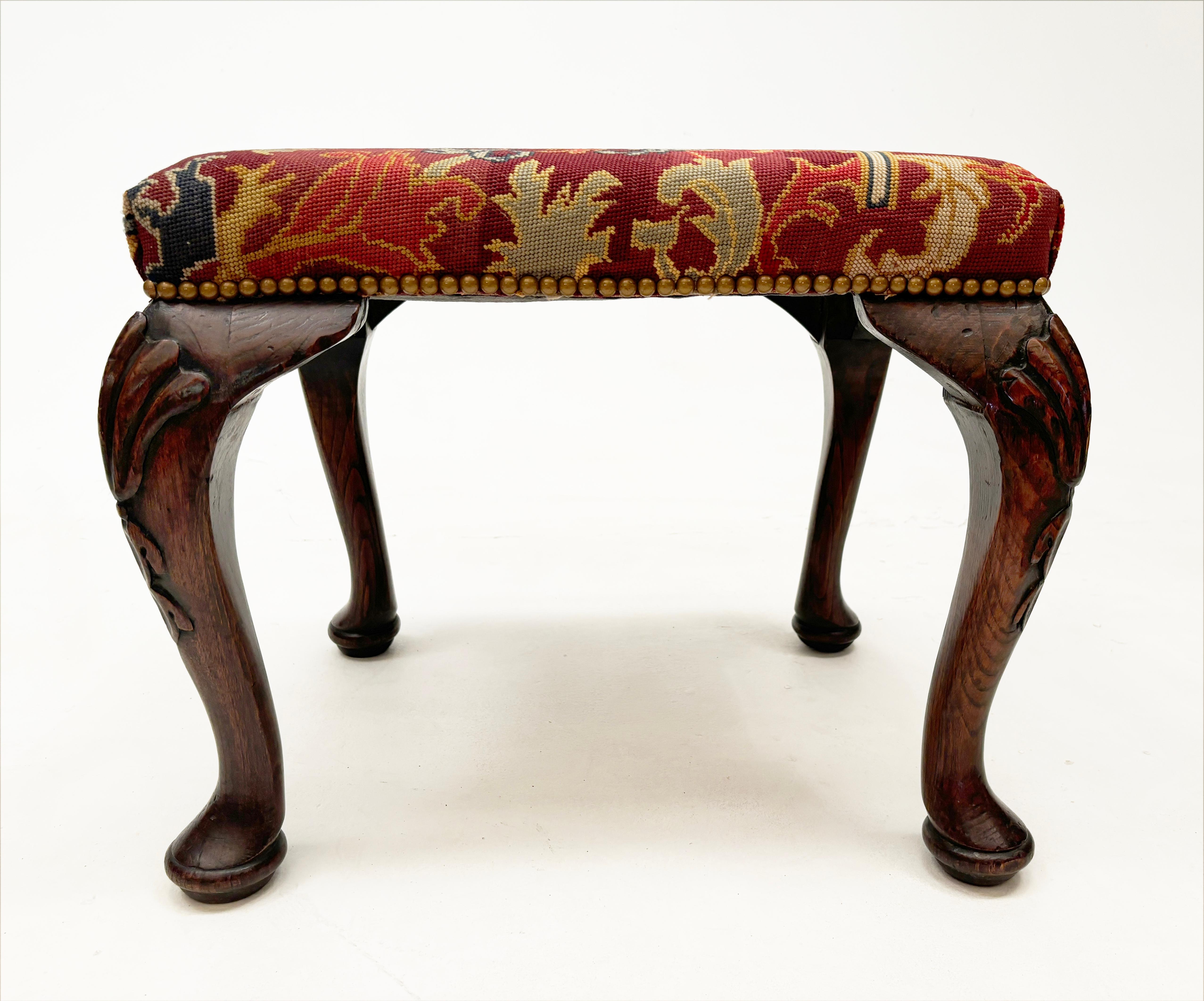 c. 1790 EICHE Handgeschnitzter englischer Hocker, handgeschnitzte Beine, Rillen-Nadelwerk im Zustand „Gut“ im Angebot in Louisville, KY