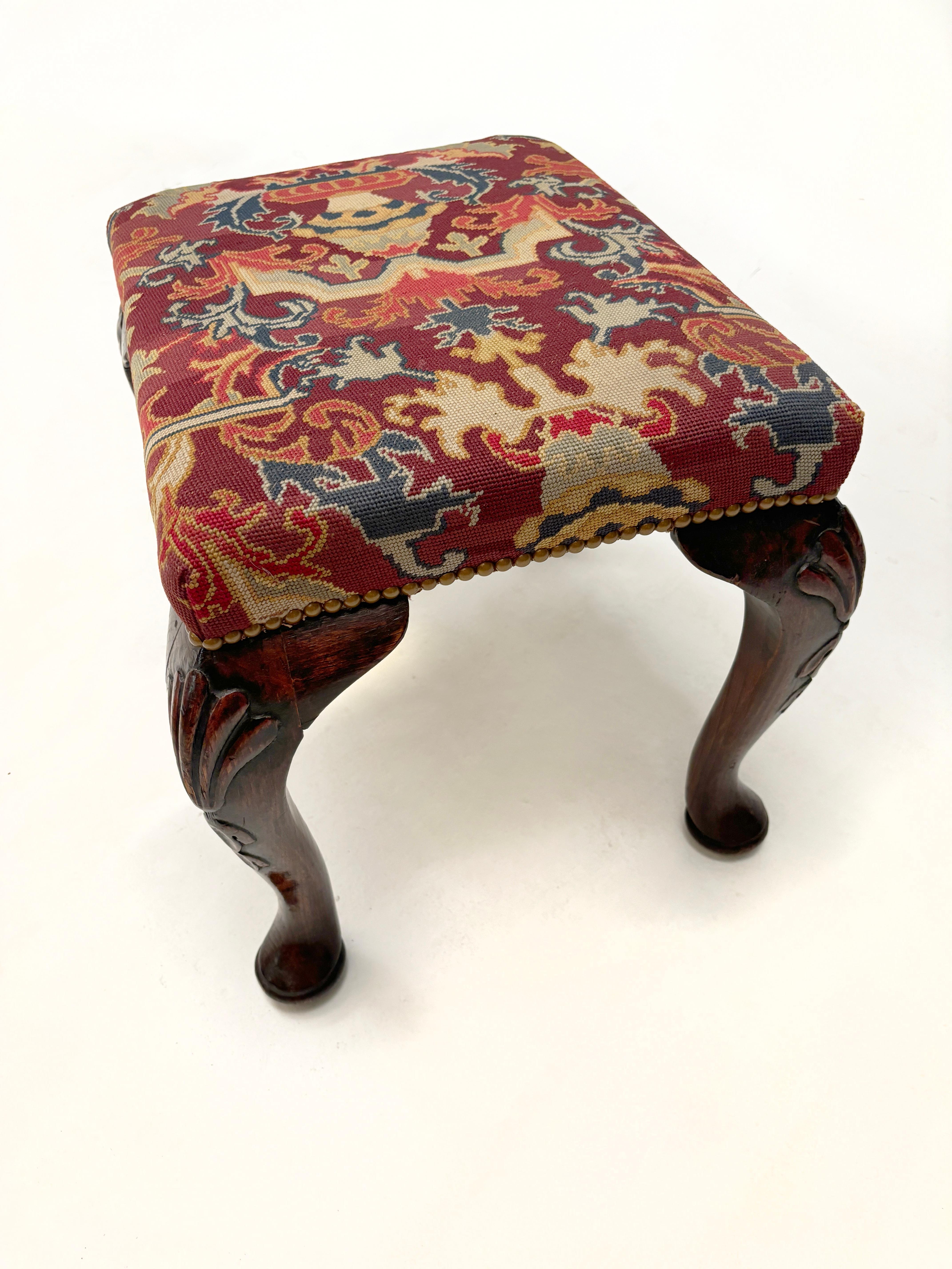 c. 1790 EICHE Handgeschnitzter englischer Hocker, handgeschnitzte Beine, Rillen-Nadelwerk im Angebot 1