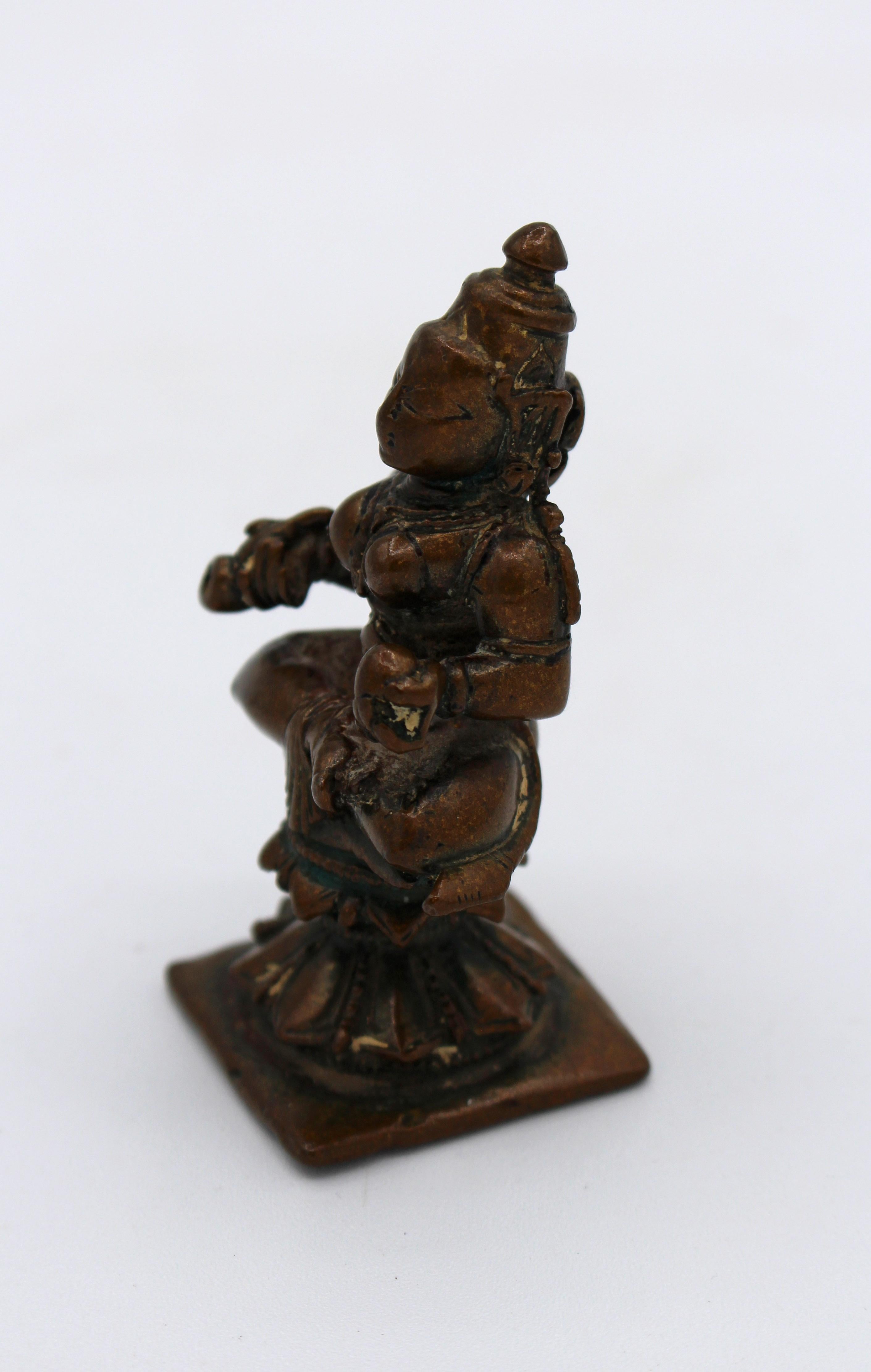 Statue Annapoorani (donneur de nourriture) en bronze datant de 1800, Inde. La déesse hindoue de la nourriture et de la cuisine. Coulée fine. Procédé de cire perdue. Mesures : 2 1/2