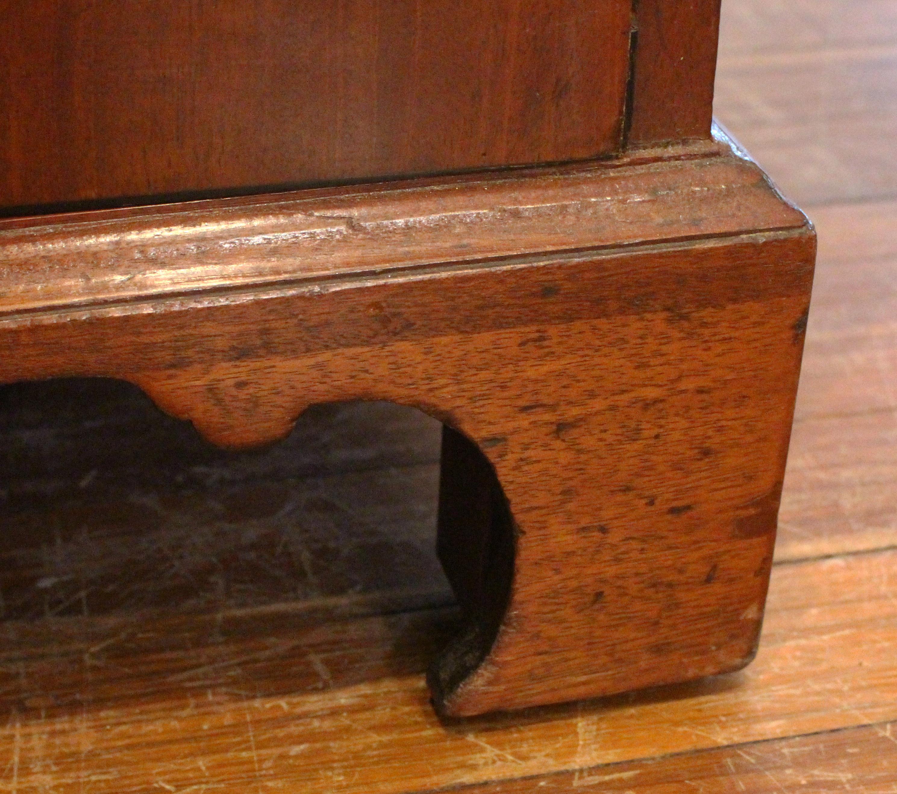 XIX secolo Cassettiera da scapolo georgiana con slitta in vendita