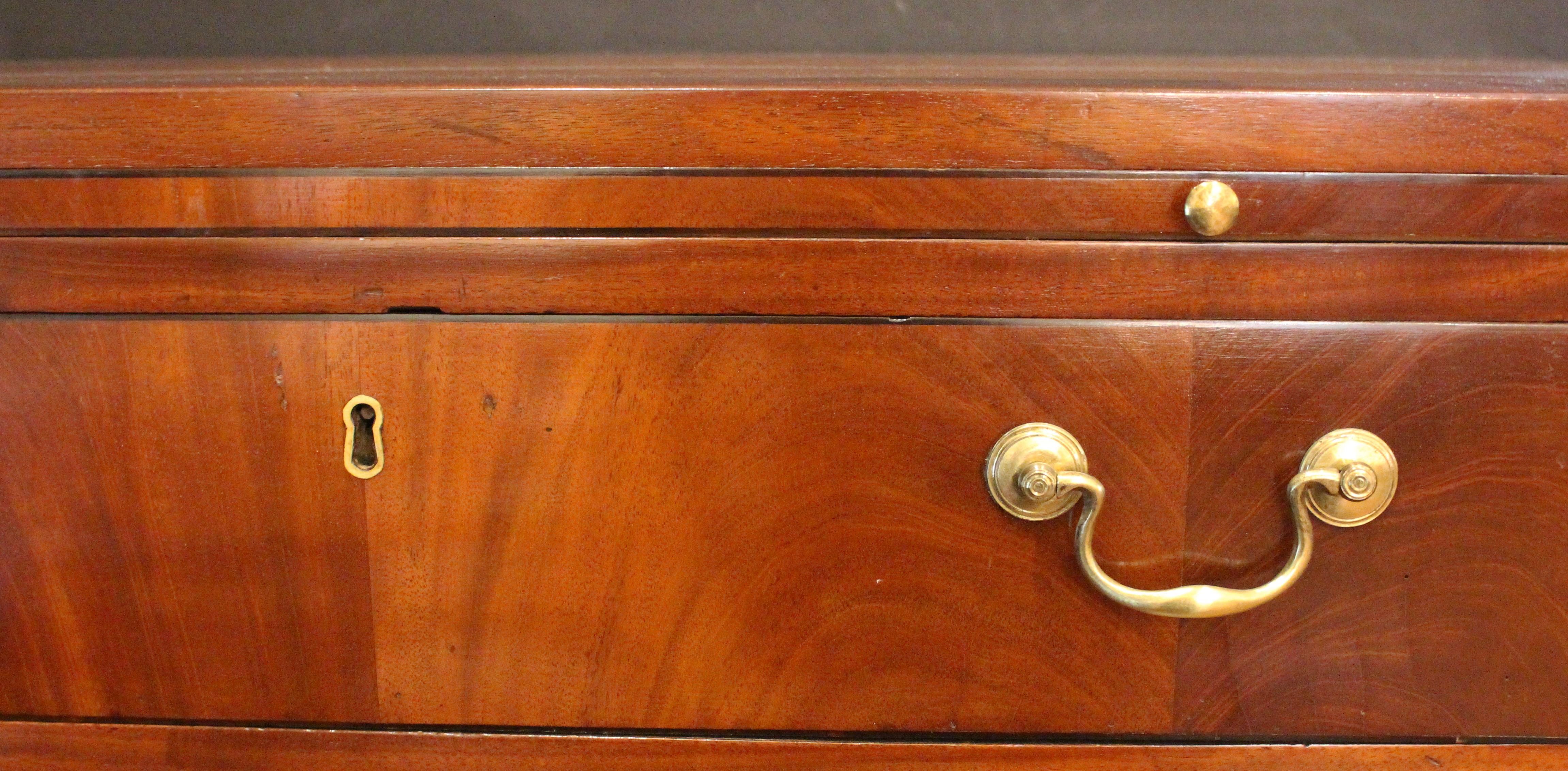 Pino Cassettiera da scapolo georgiana con slitta in vendita