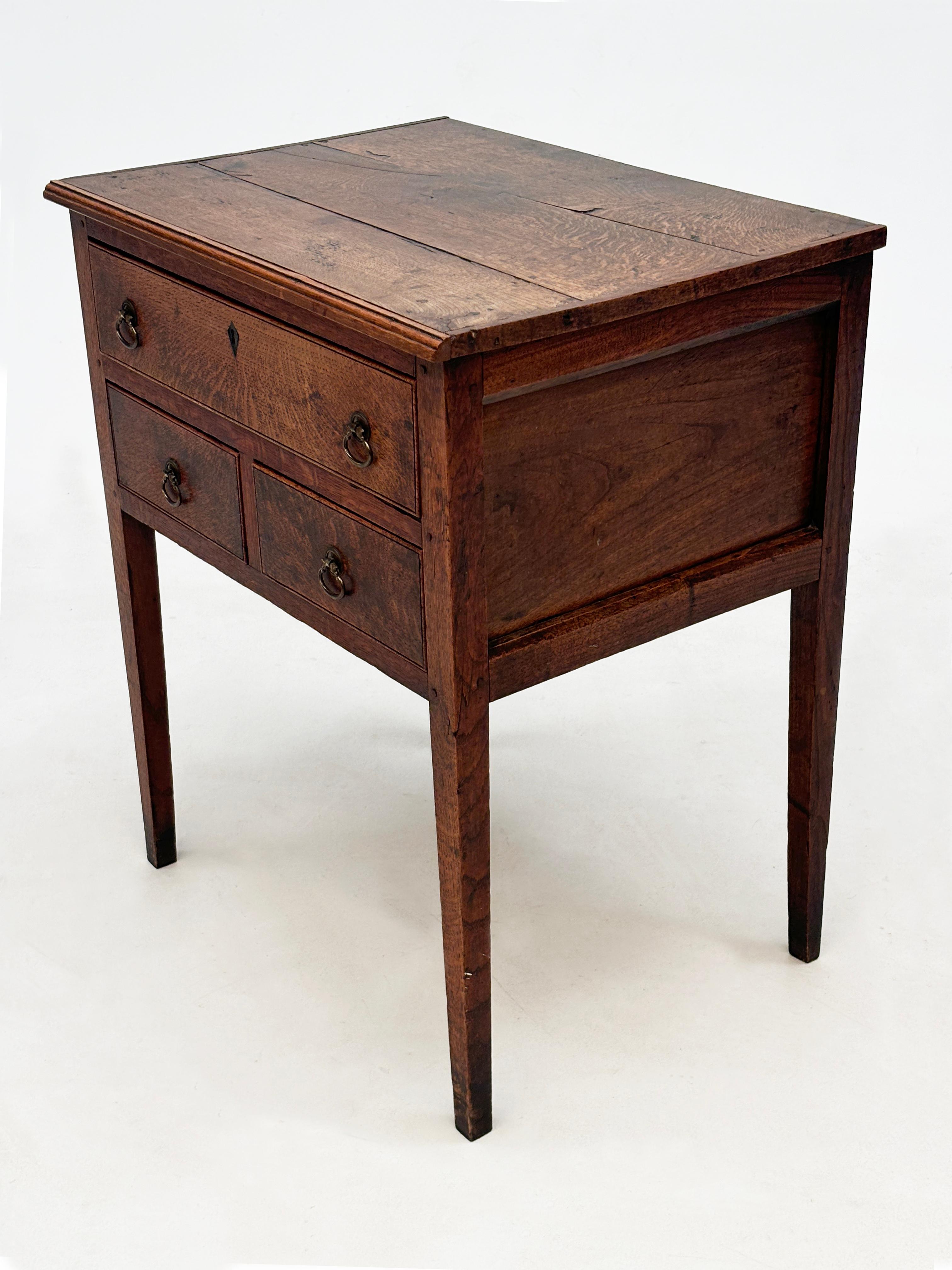 c. 1800 Mesa auxiliar georgiana de roble tigre con 3 cajones y patas cónicas en venta 2