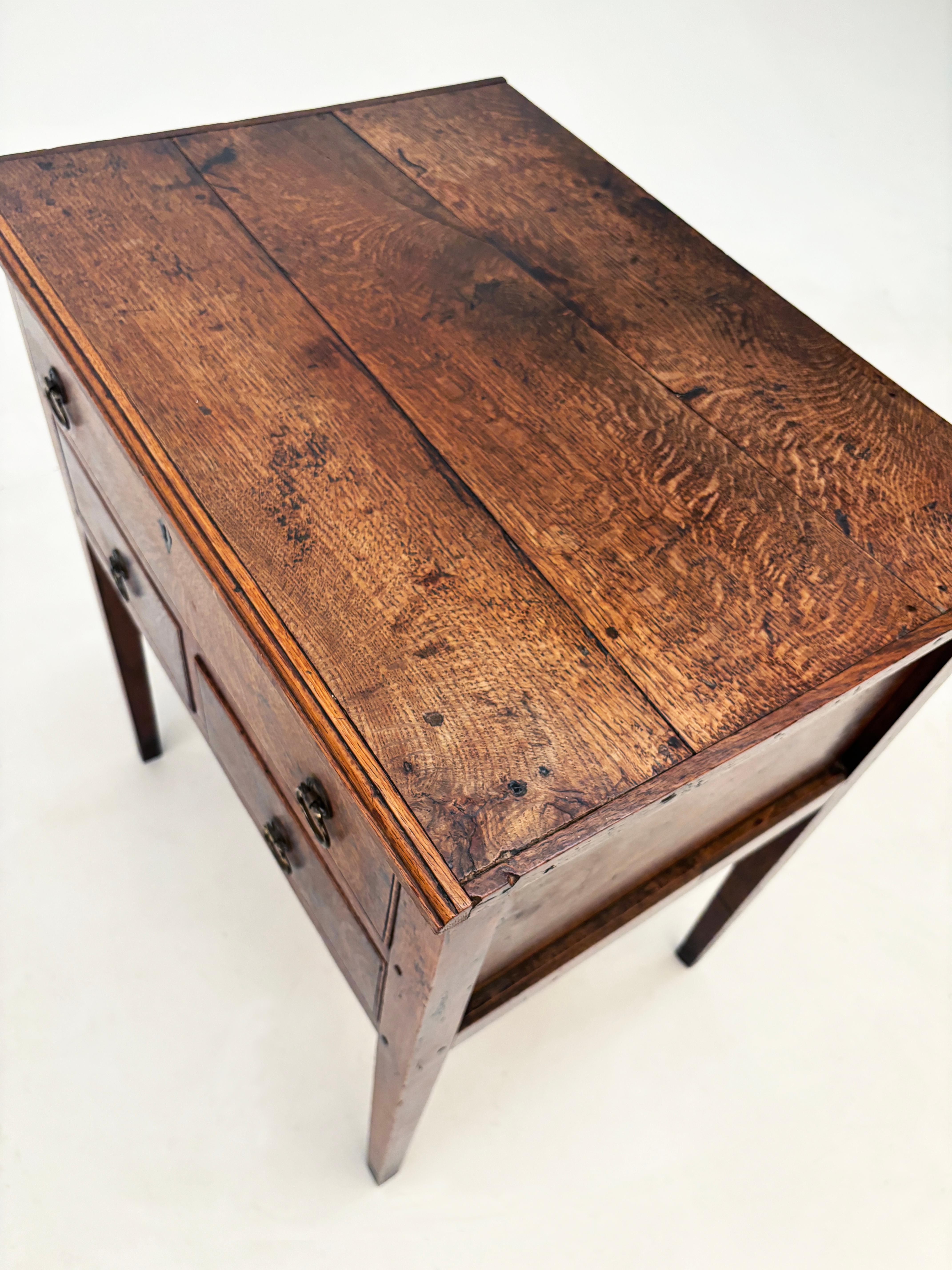 c. 1800 Mesa auxiliar georgiana de roble tigre con 3 cajones y patas cónicas en venta 3
