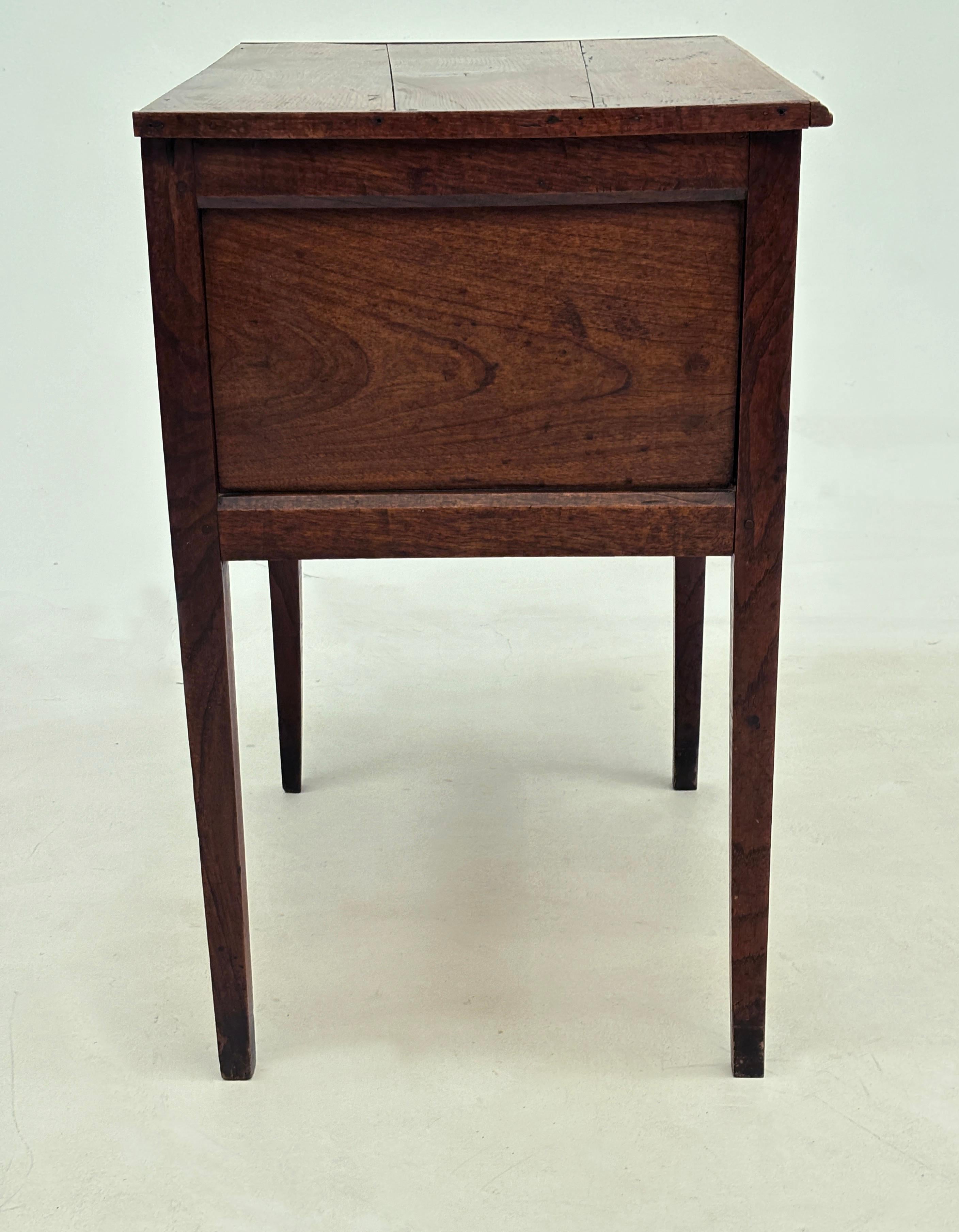 c. 1800 Mesa auxiliar georgiana de roble tigre con 3 cajones y patas cónicas en venta 4