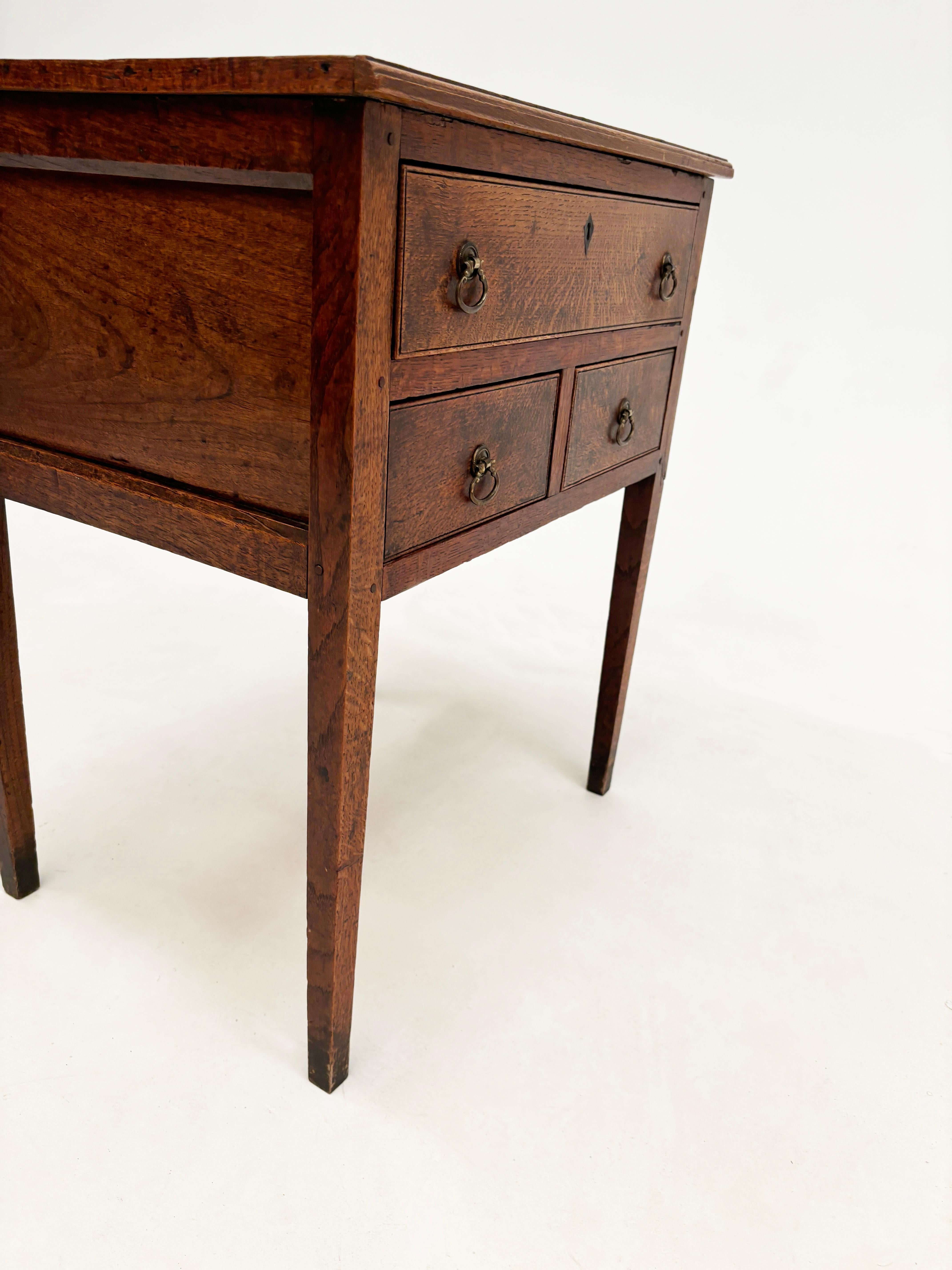 c. 1800 Mesa auxiliar georgiana de roble tigre con 3 cajones y patas cónicas en venta 6