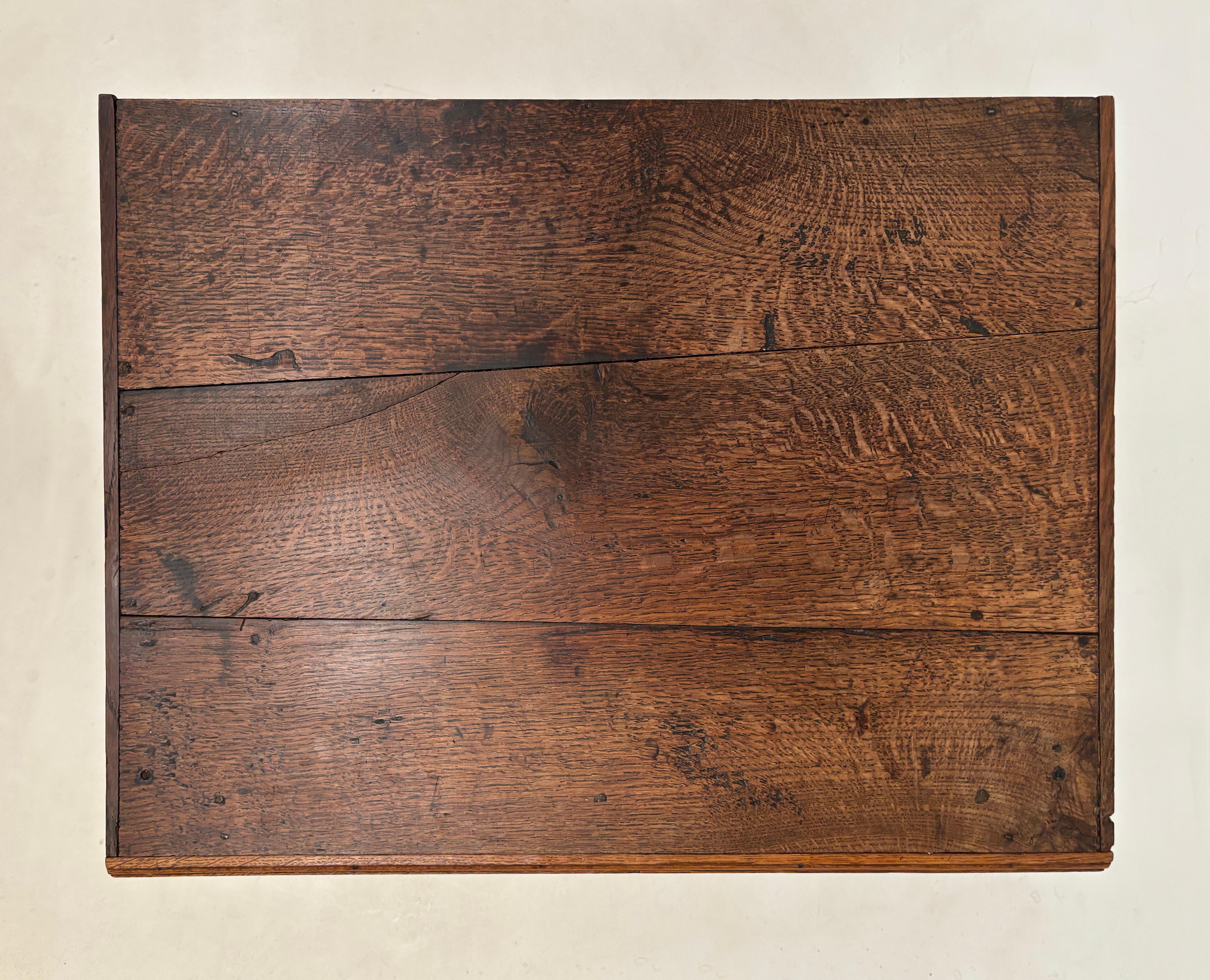 c. 1800 Mesa auxiliar georgiana de roble tigre con 3 cajones y patas cónicas en venta 7