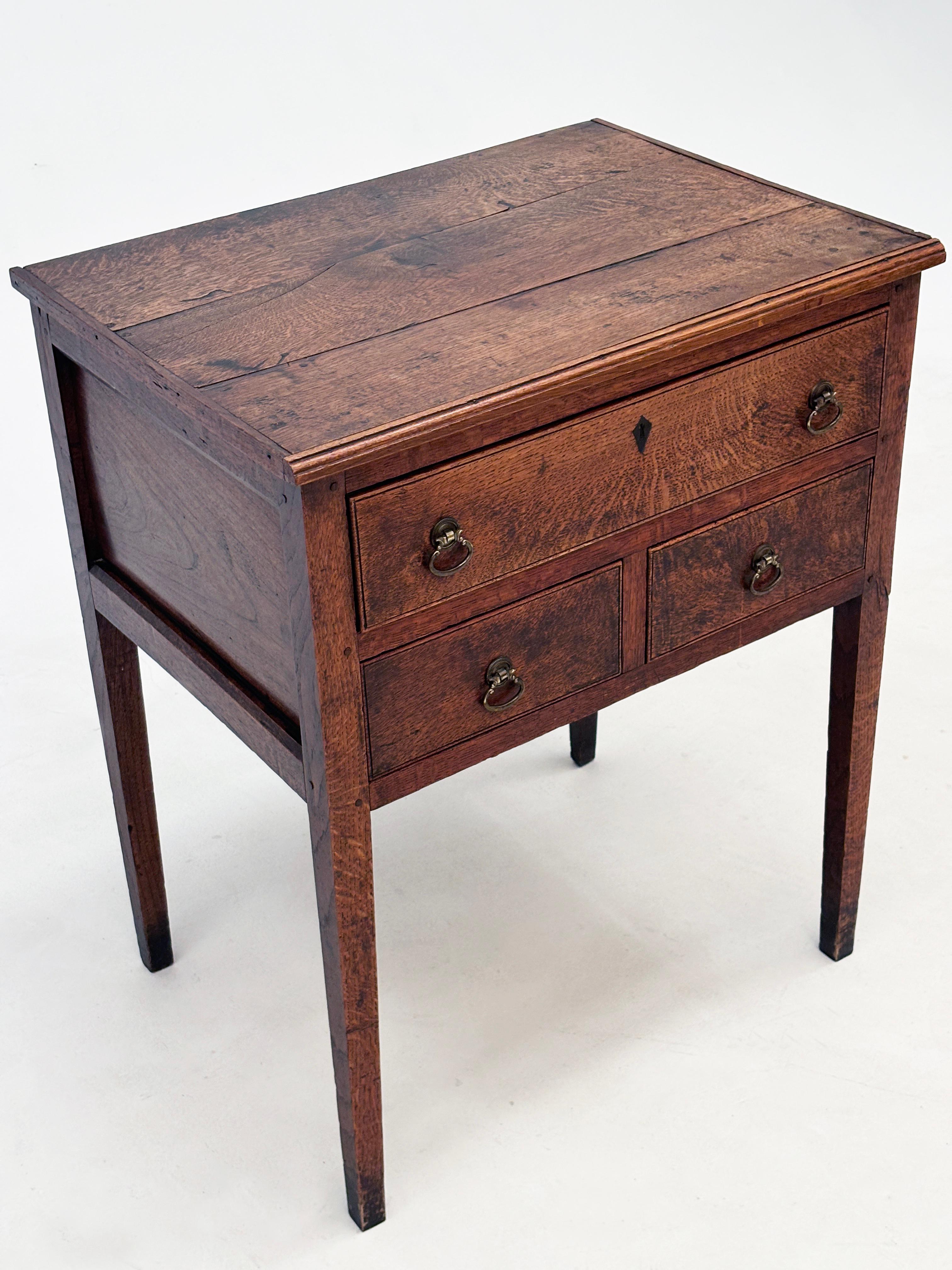 c. 1800 Mesa auxiliar georgiana de roble tigre con 3 cajones y patas cónicas en venta 8