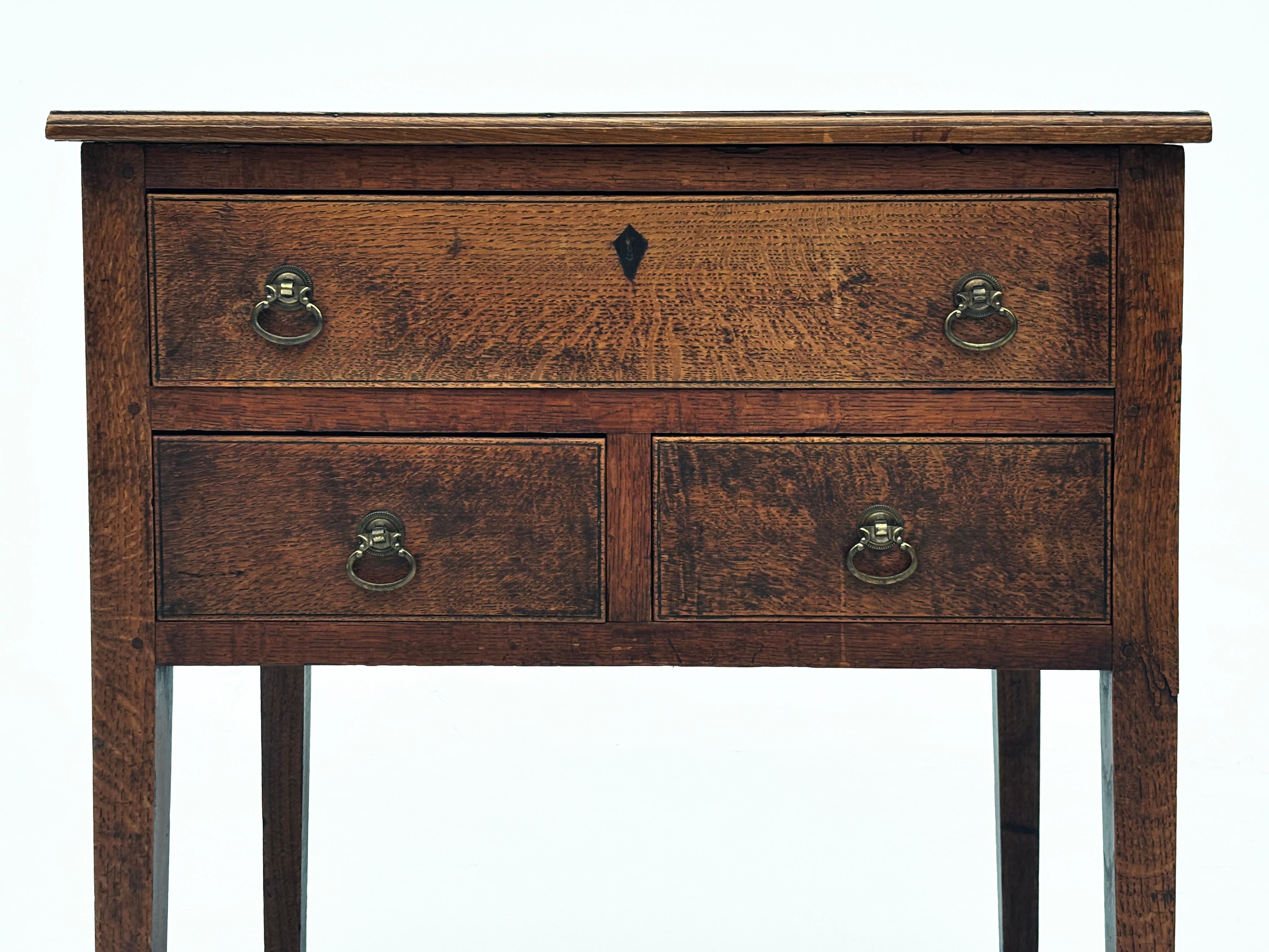 c. 1800 Mesa auxiliar georgiana de roble tigre con 3 cajones y patas cónicas Georgiano en venta