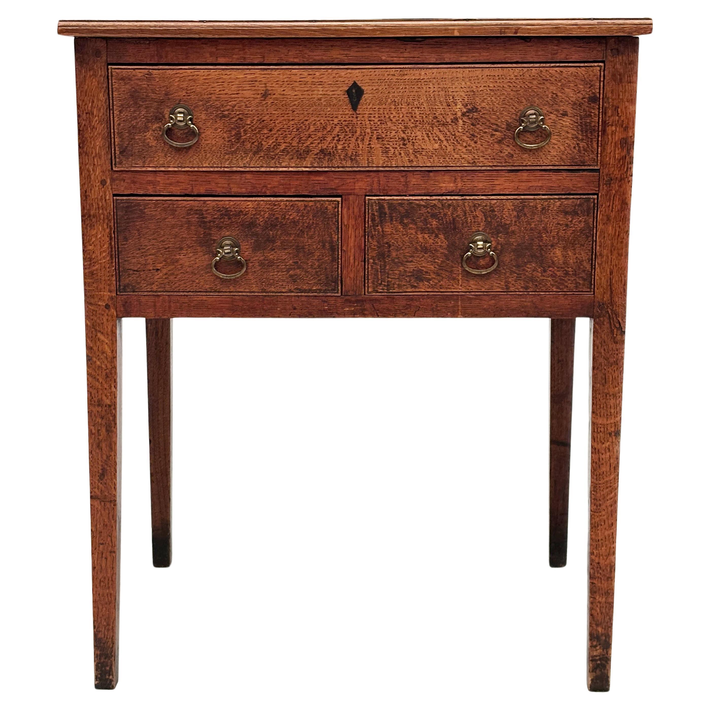 c. 1800 Mesa auxiliar georgiana de roble tigre con 3 cajones y patas cónicas en venta