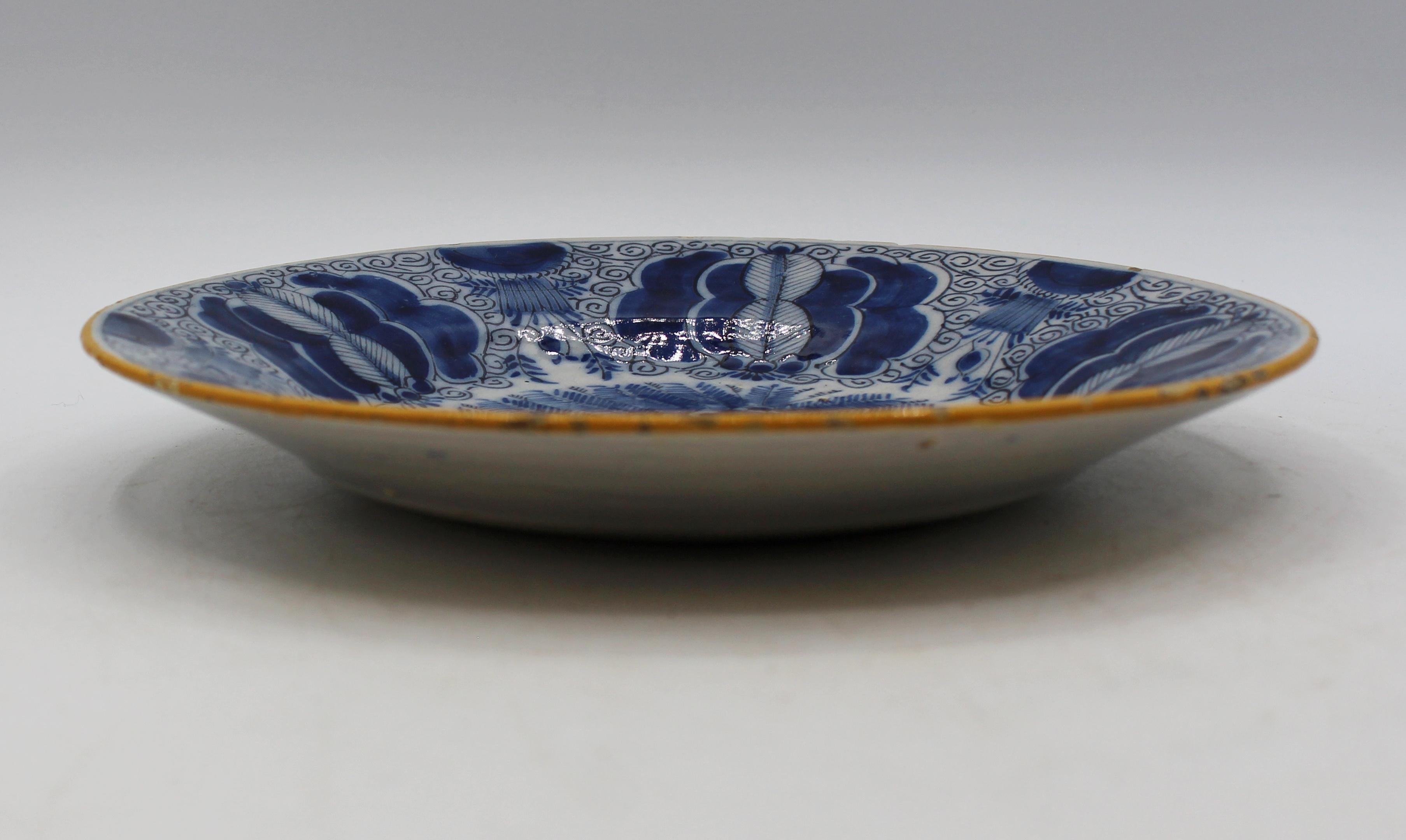 Neoclassico C. 1800 Coppia di piatti vaso con piume di pavone blu e bianche di Delft in vendita