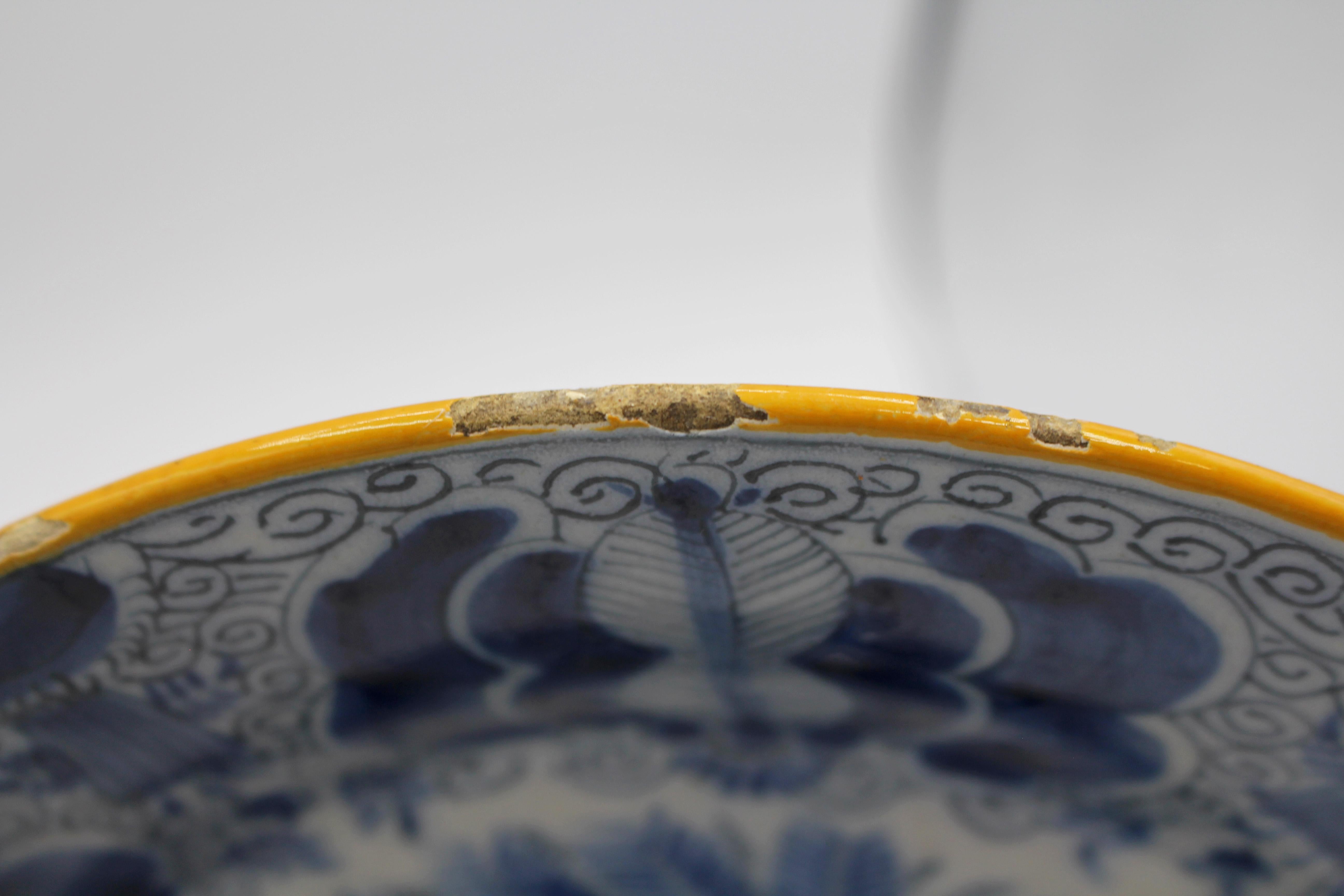 Olandese C. 1800 Coppia di piatti vaso con piume di pavone blu e bianche di Delft in vendita