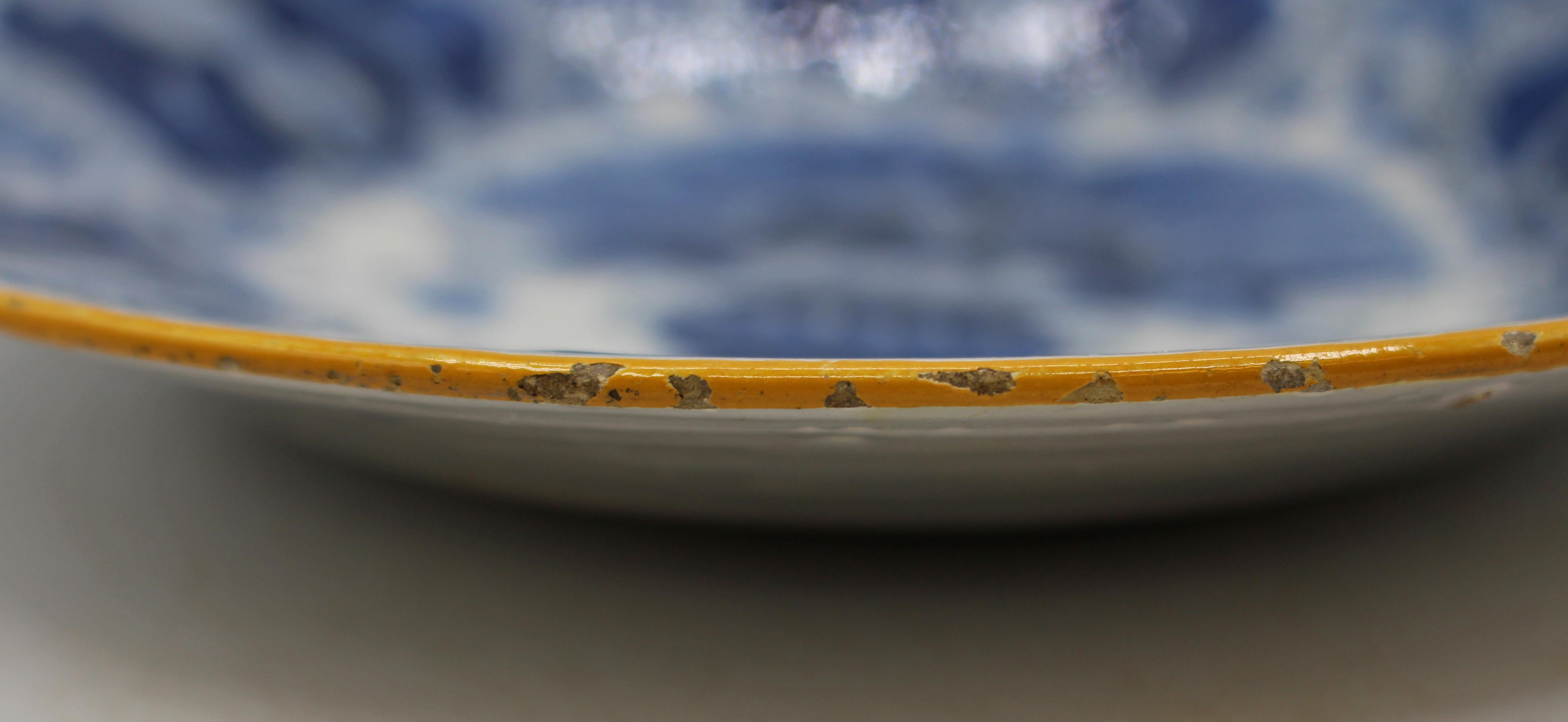 Smaltato C. 1800 Coppia di piatti vaso con piume di pavone blu e bianche di Delft in vendita