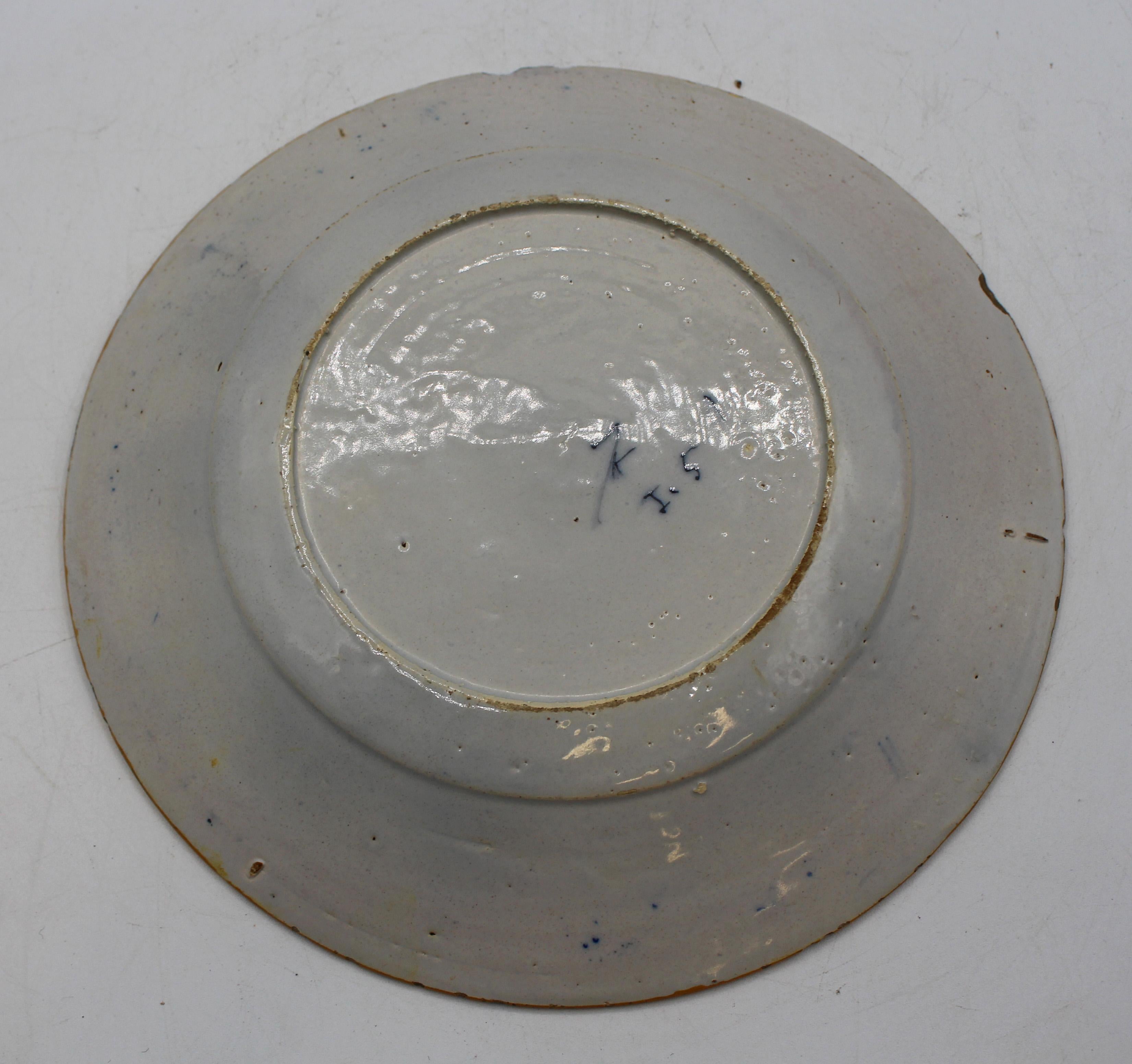 C. 1800 Coppia di piatti vaso con piume di pavone blu e bianche di Delft In condizioni buone in vendita a Chapel Hill, NC