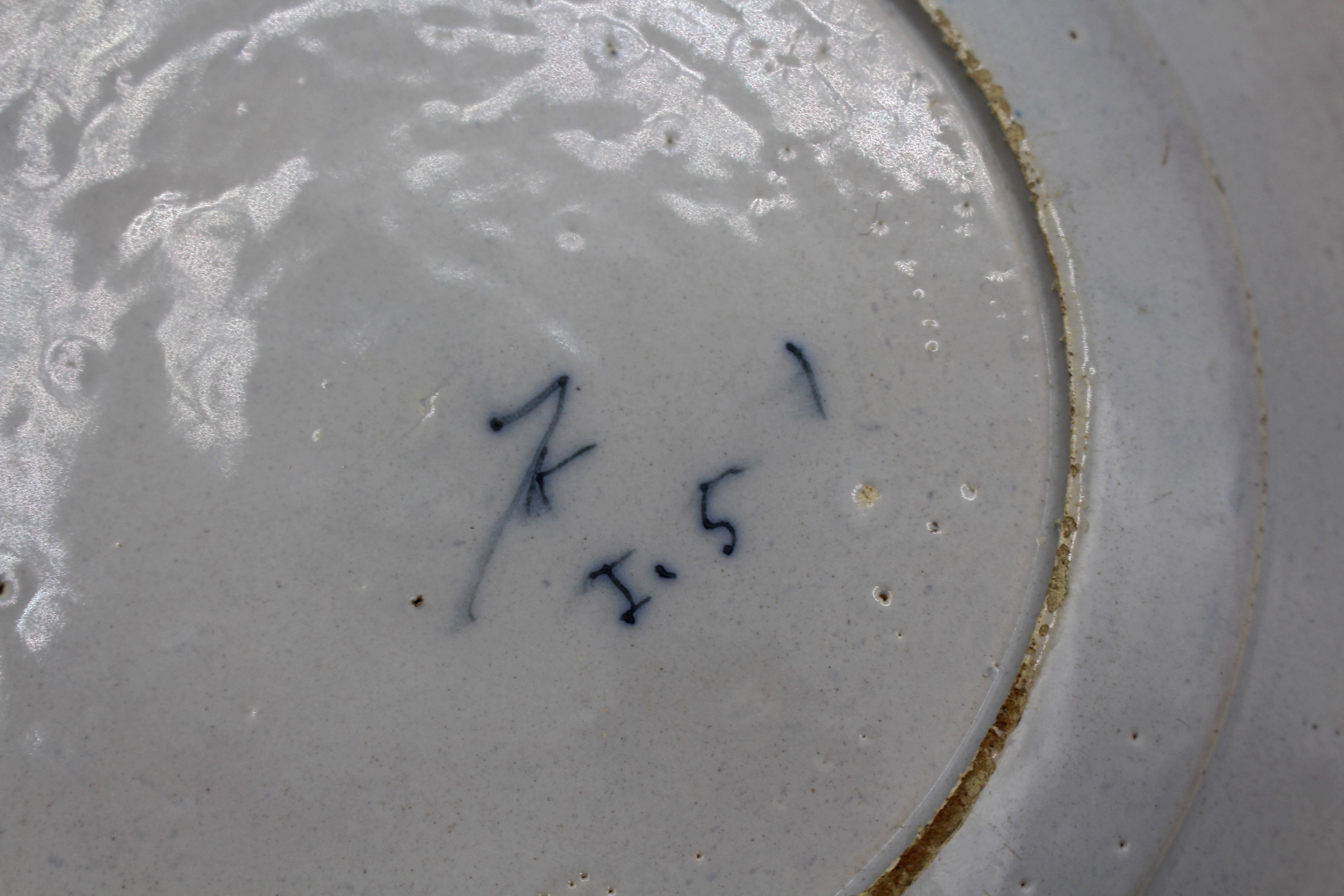 XIX secolo C. 1800 Coppia di piatti vaso con piume di pavone blu e bianche di Delft in vendita