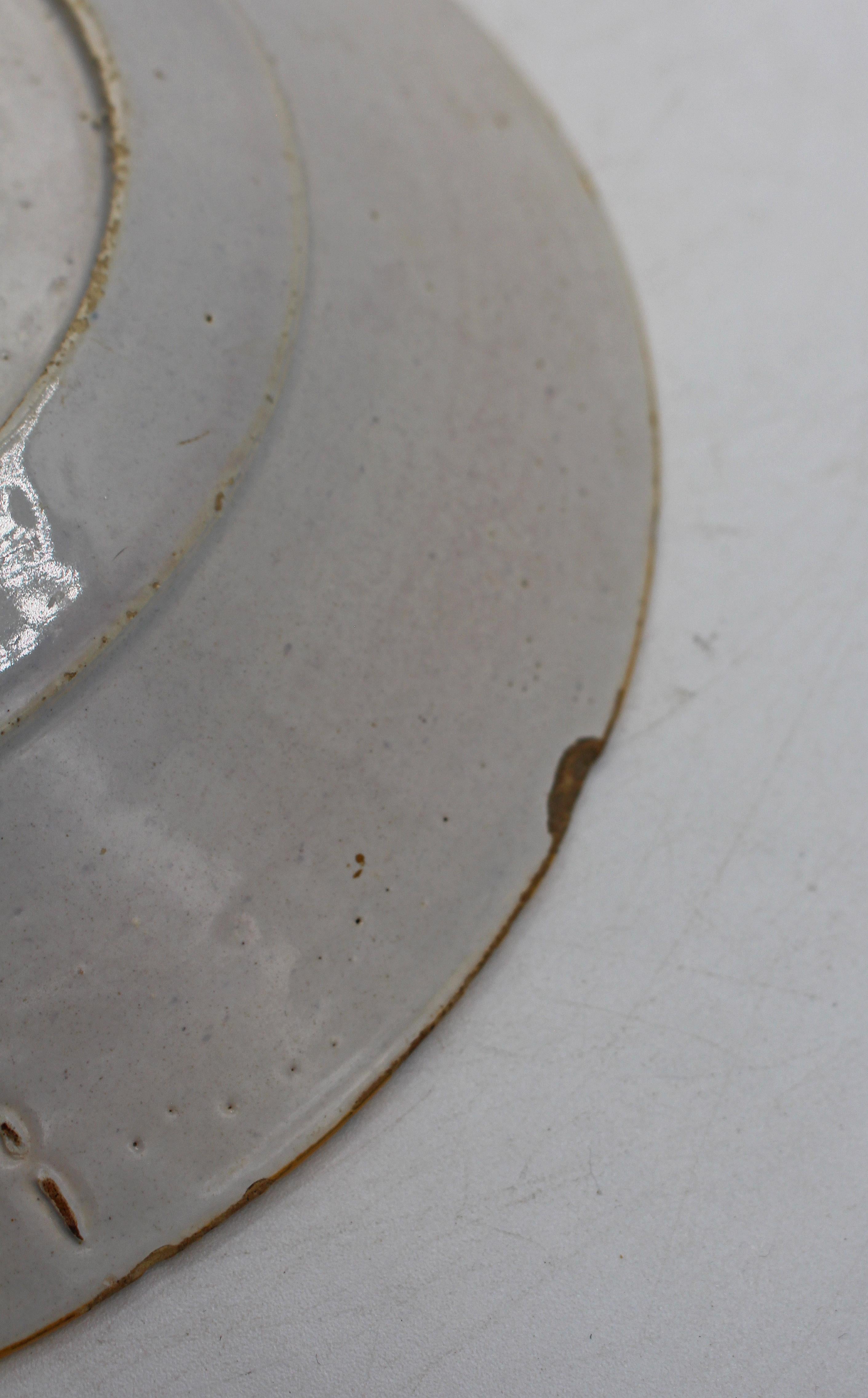 C. 1800 Coppia di piatti vaso con piume di pavone blu e bianche di Delft in vendita 1