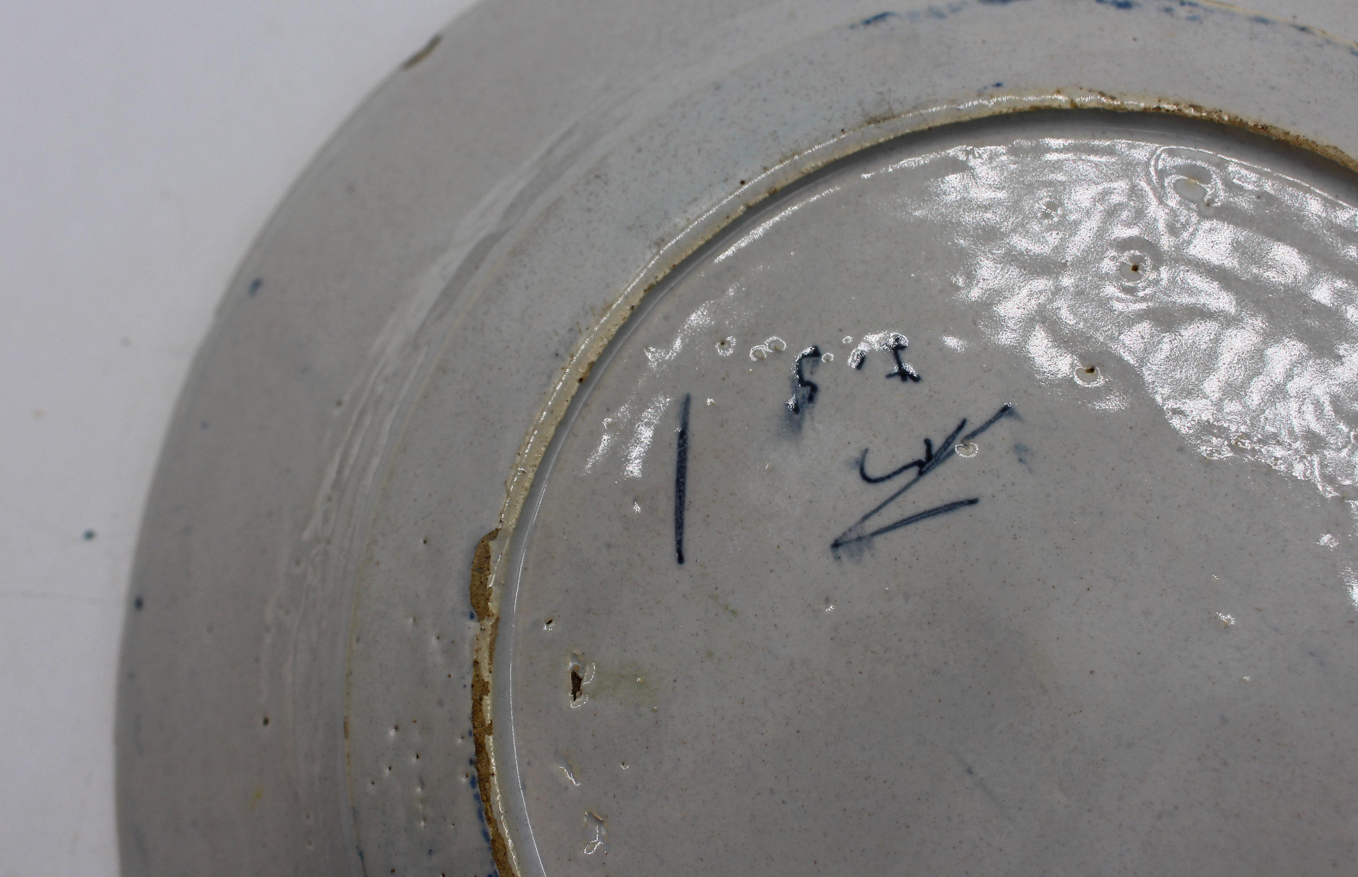 C. 1800 Coppia di piatti vaso con piume di pavone blu e bianche di Delft in vendita 2